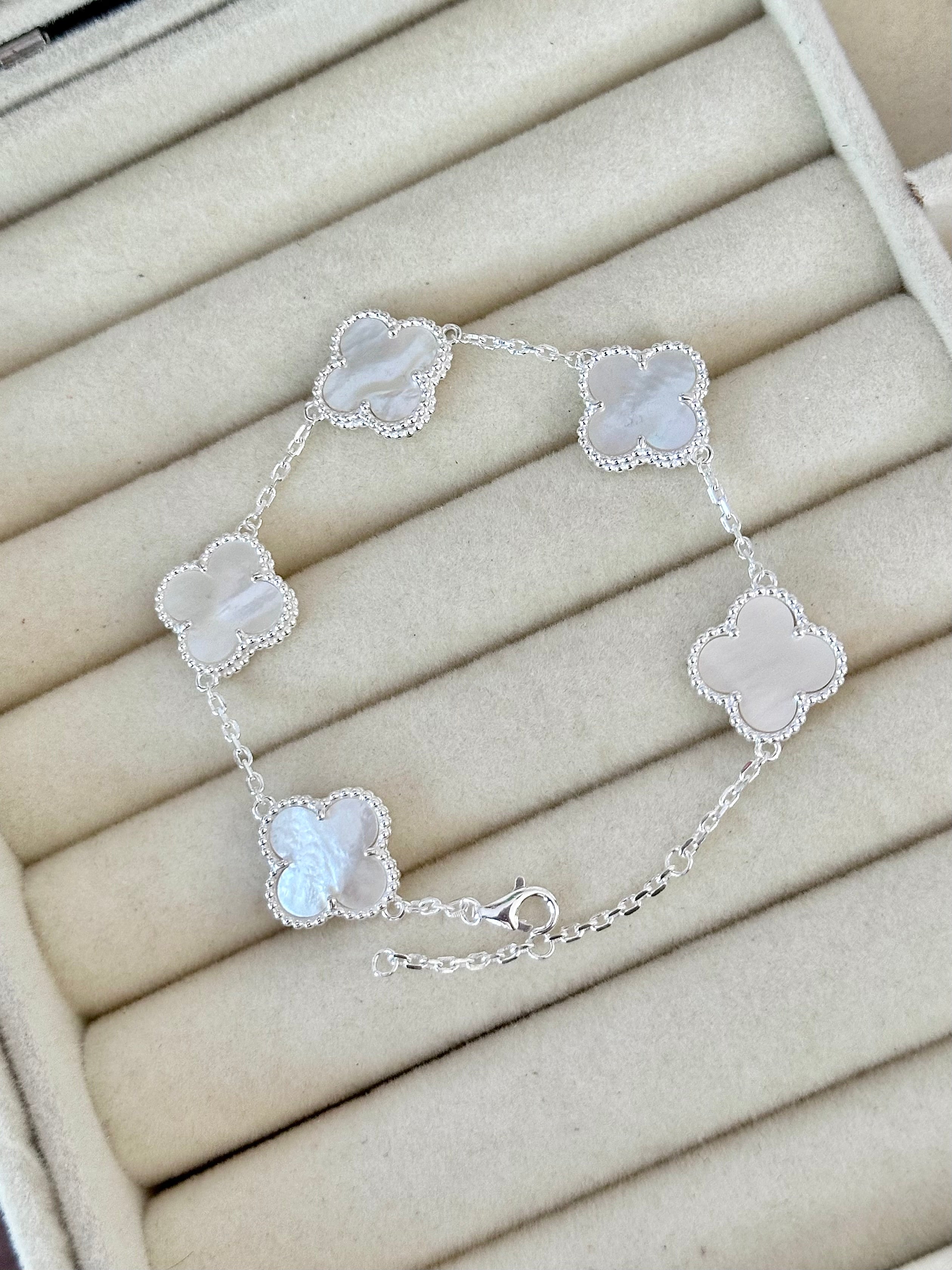 Pulsera Plateada Tréboles Blanco