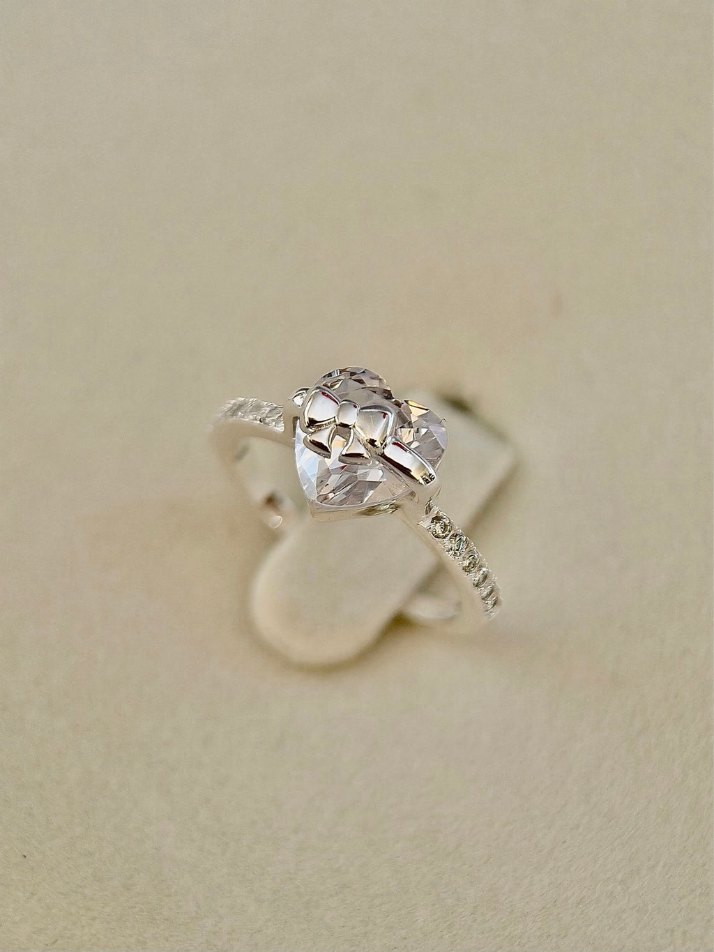 Anillo Corazón y Lazo