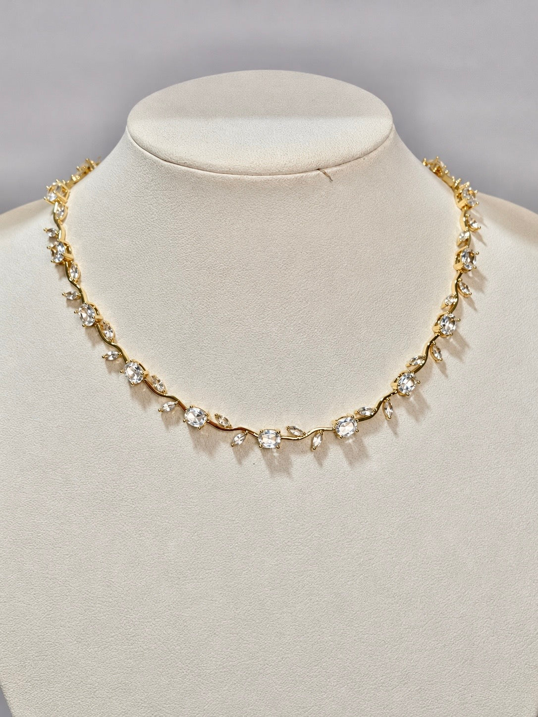 Collar Tulipanes Blancos, Dorado