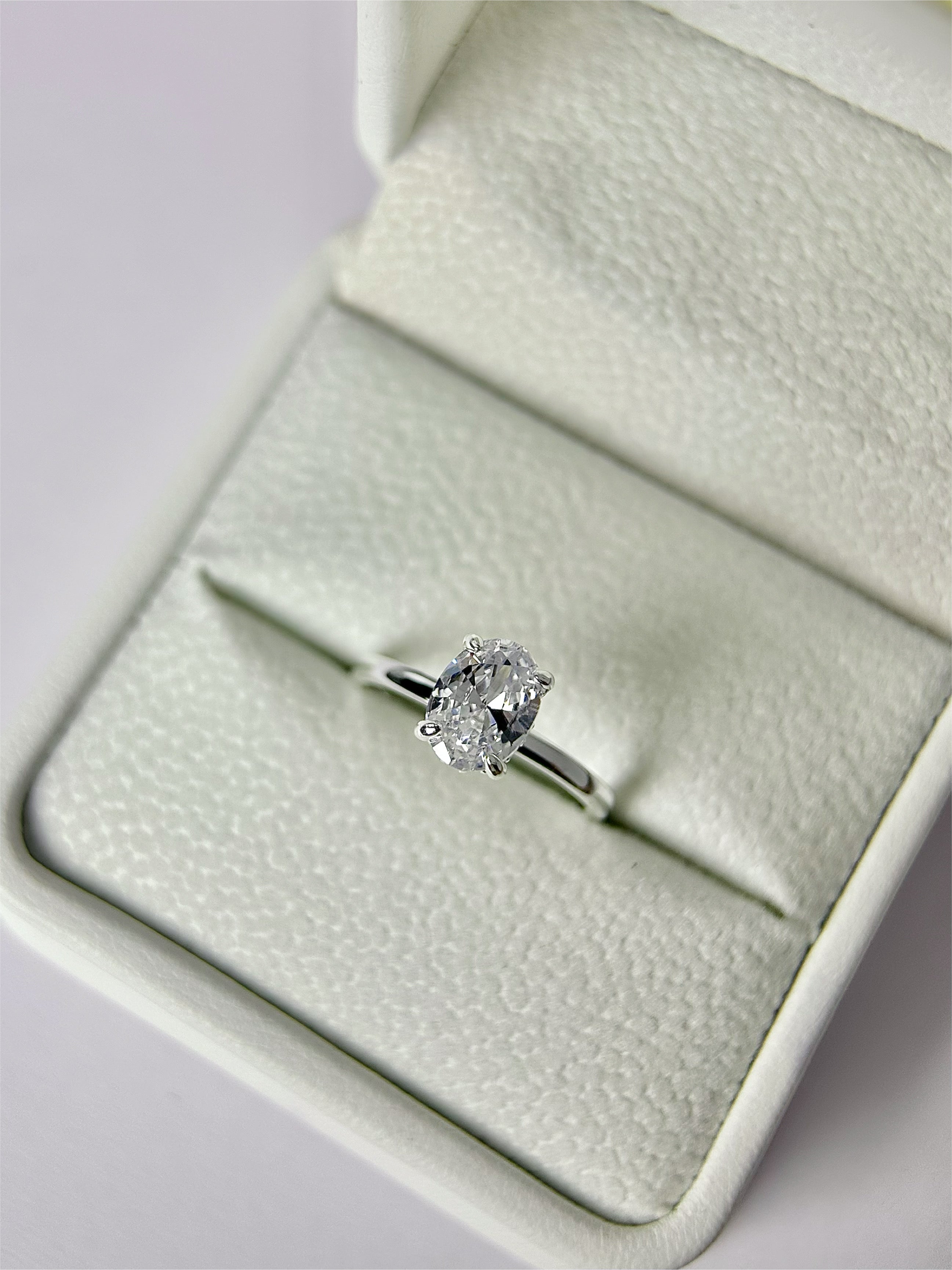Anillo Compromiso Corte Ovalado Pequeño