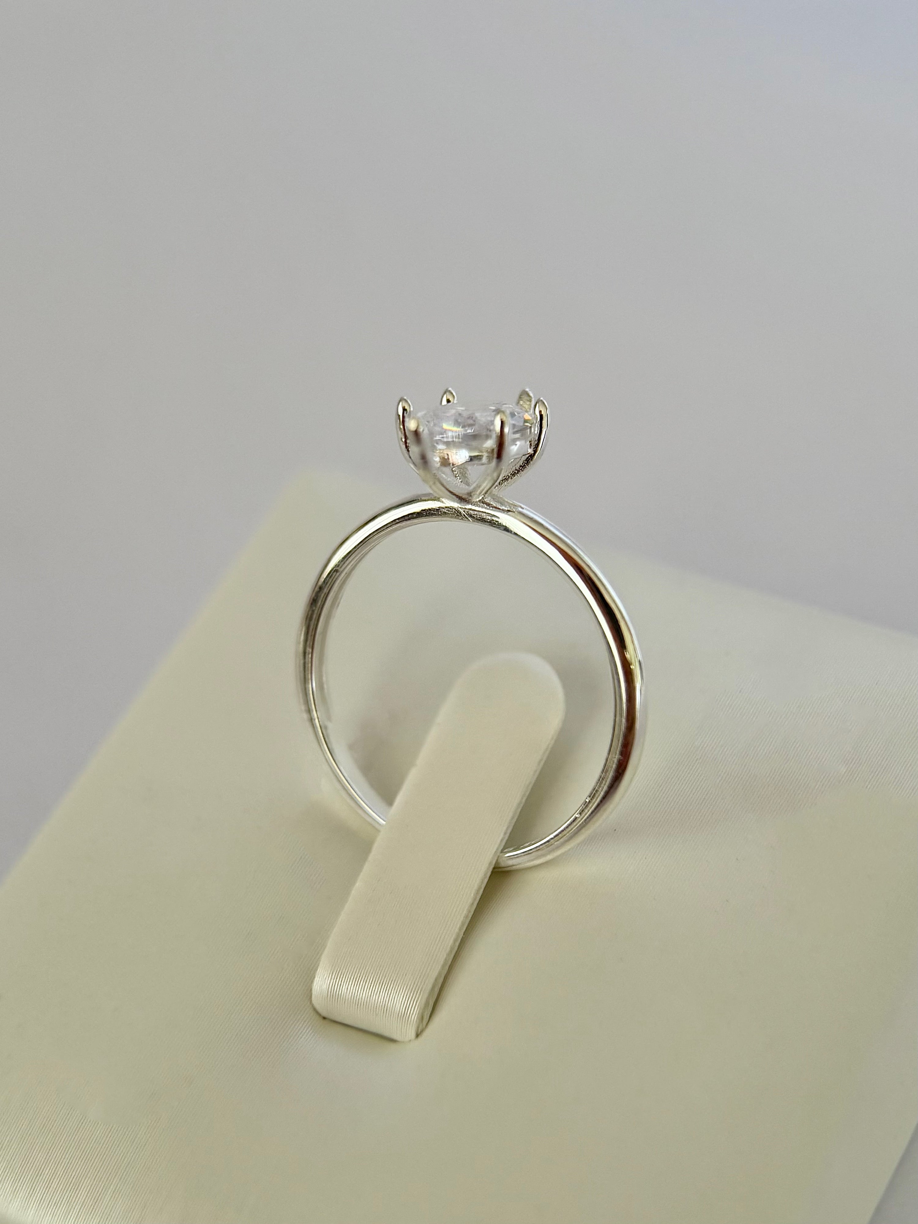 Anillo compromiso Corte Marquesa, aro sin piedras