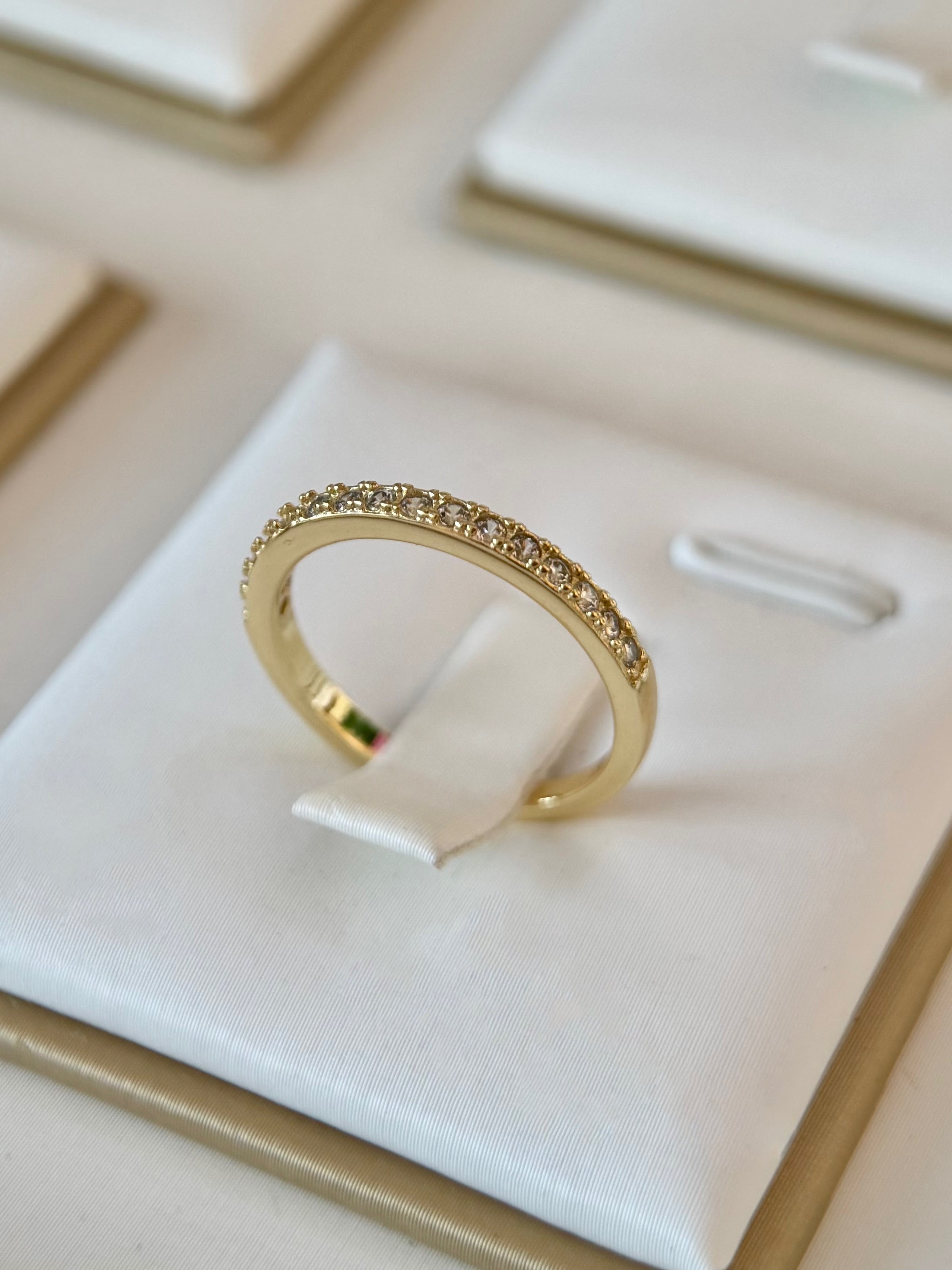 Anillo Alianza Con Piedras Dorado