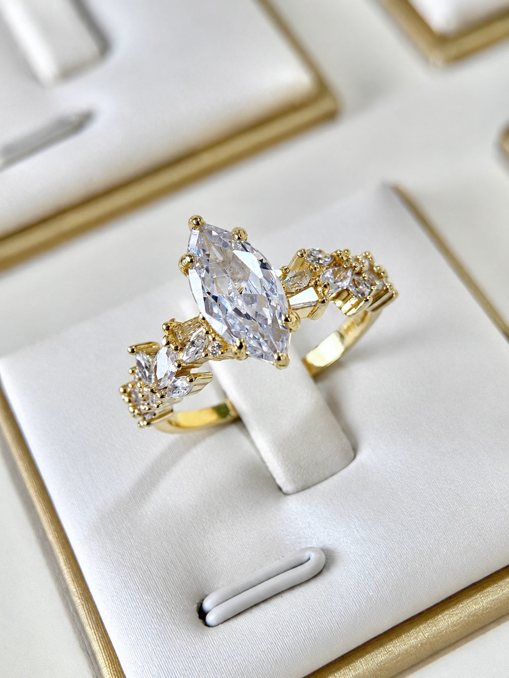 Anillo compromiso Corte Marquesa con baño de Oro