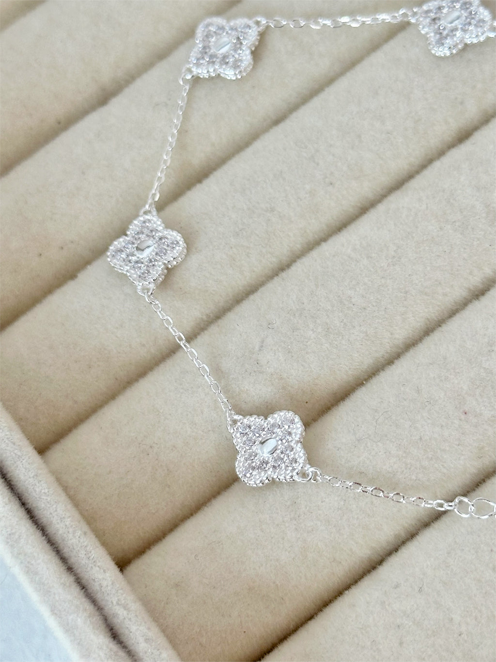 Pulsera Mini tréboles Plateados con Piedras