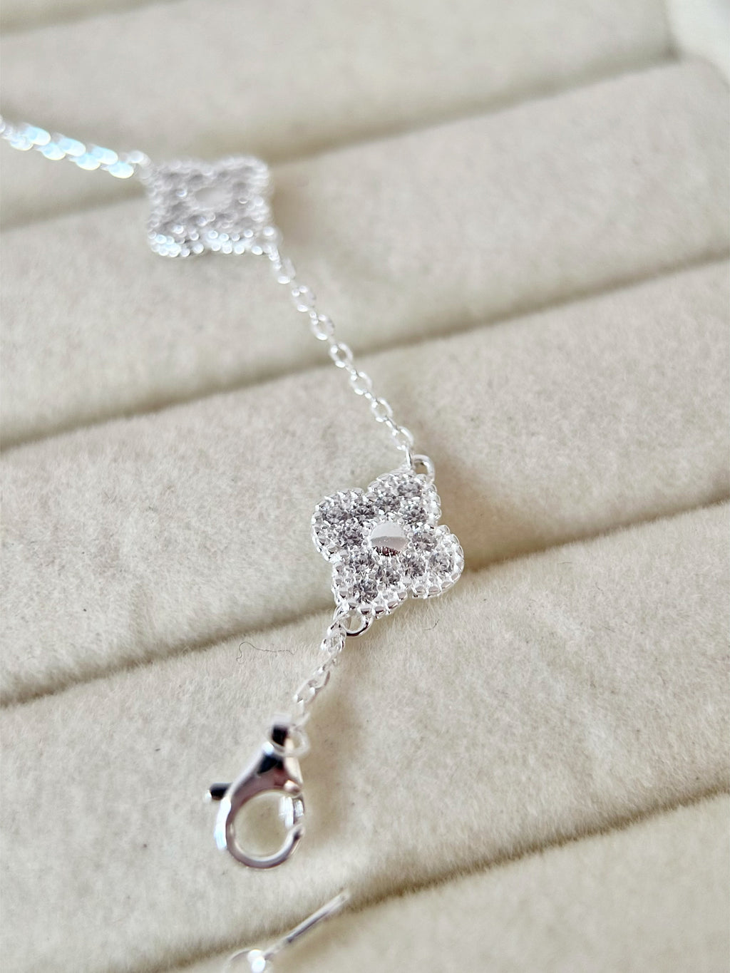 Pulsera Mini tréboles Plateados con Piedras
