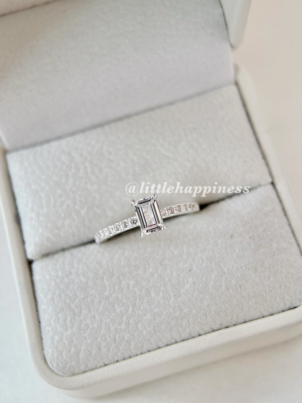 Anillo Compromiso Corte Cuadrado, piedra pequeña