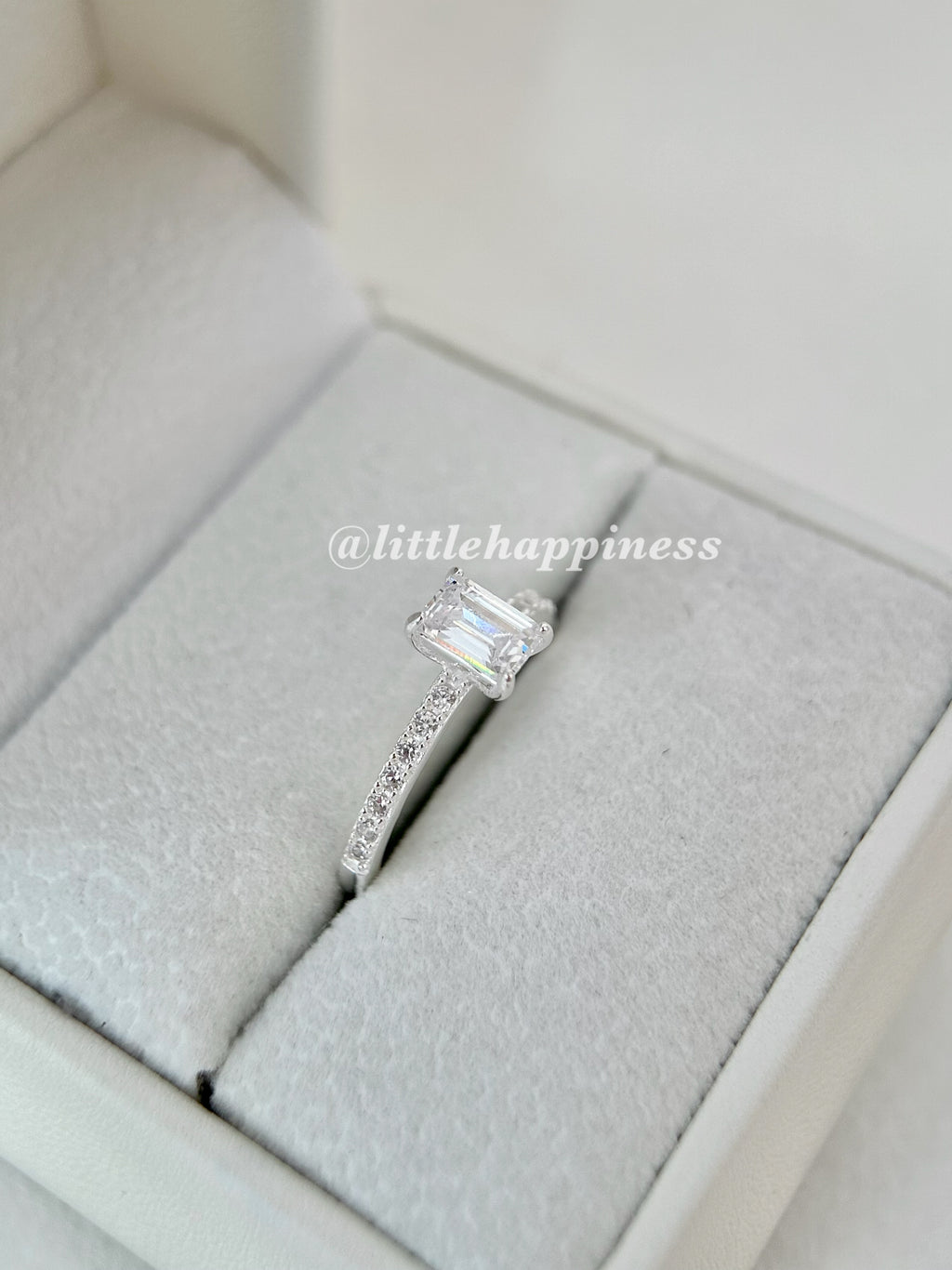 Anillo Compromiso Corte Cuadrado, piedra pequeña
