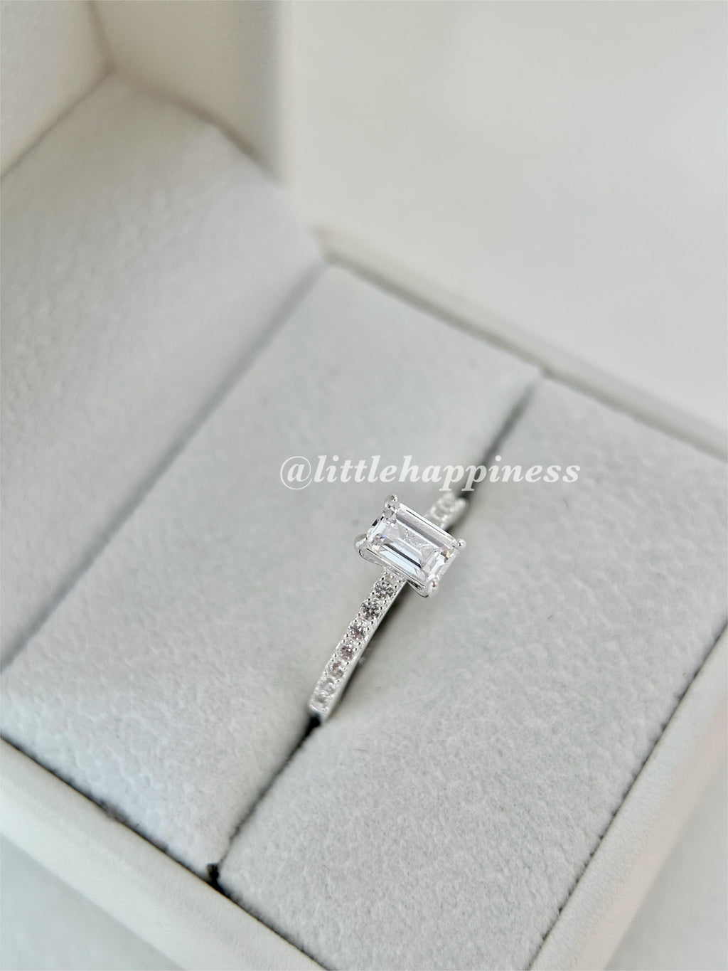 Anillo Compromiso Corte Cuadrado, piedra pequeña