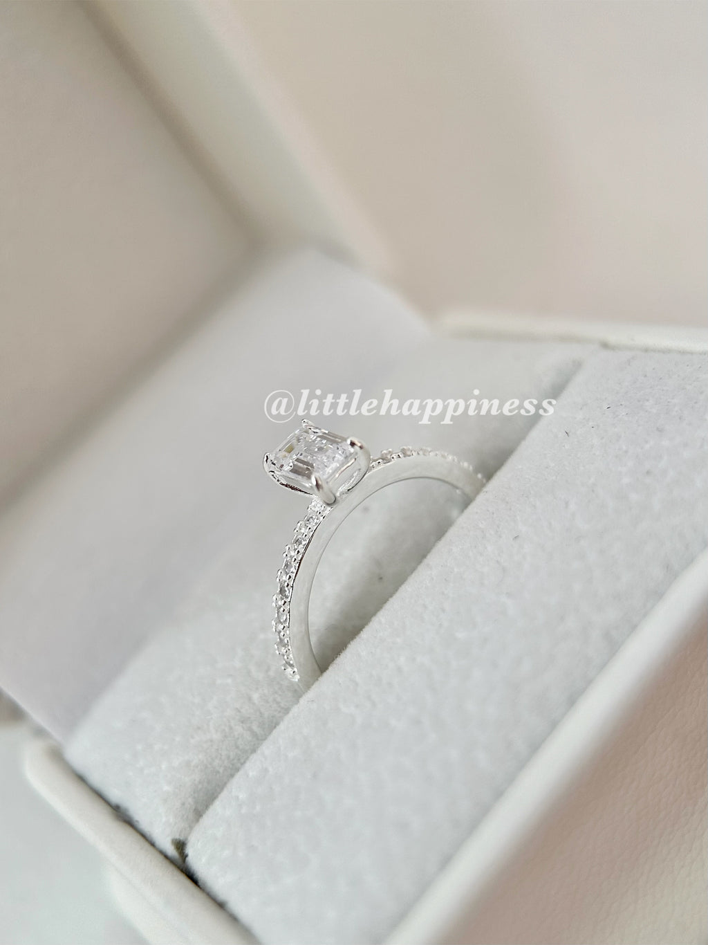 Anillo Compromiso Corte Cuadrado, piedra pequeña