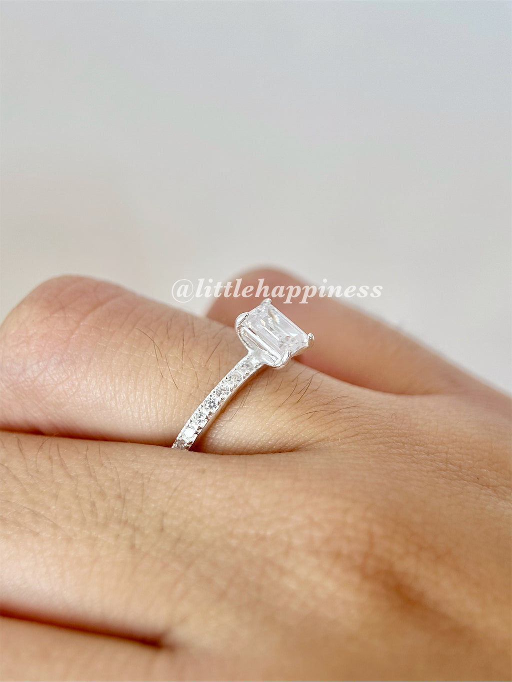 Anillo Compromiso Corte Cuadrado, piedra pequeña