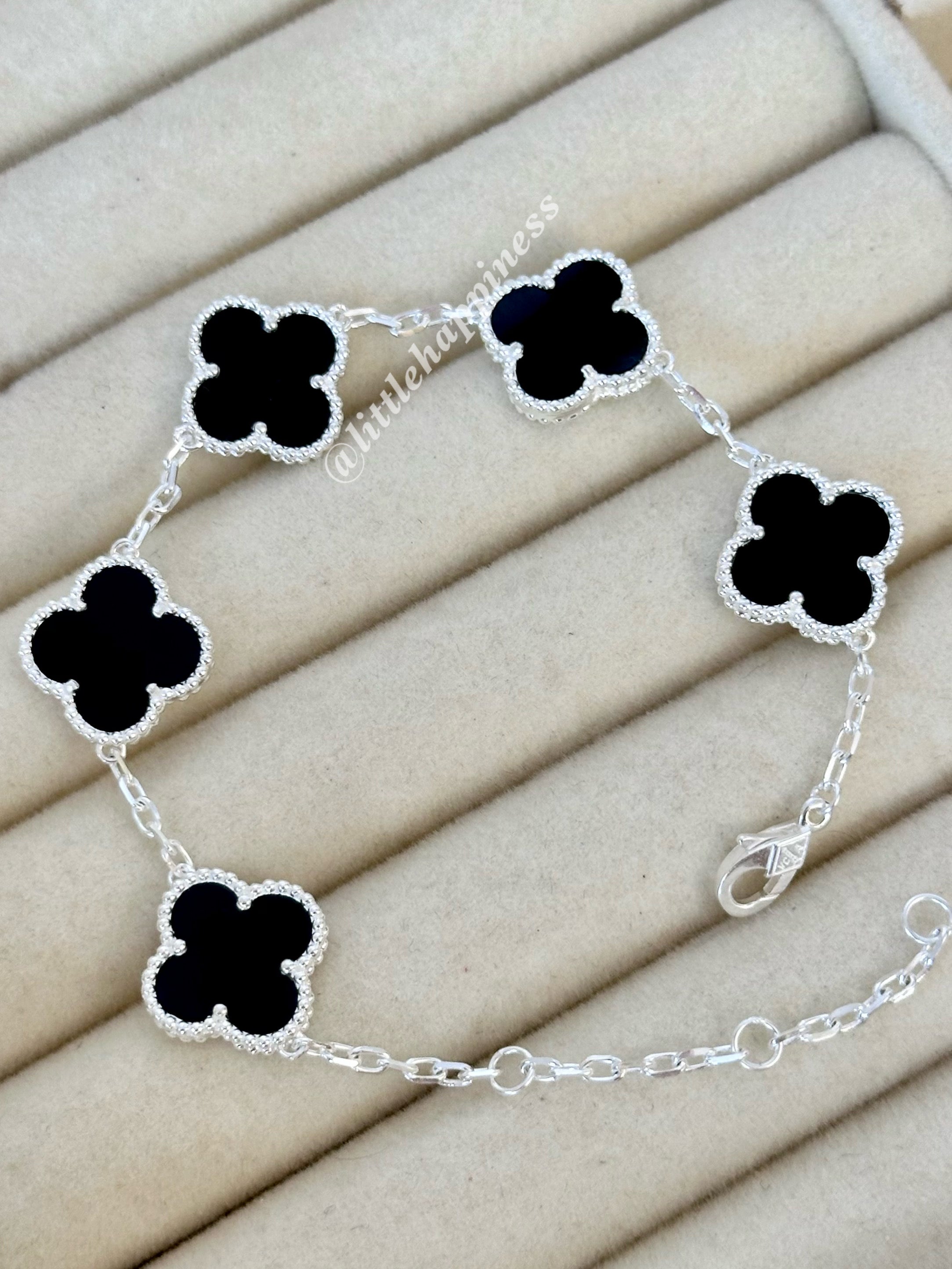 Pulsera Plateada Tréboles Negros