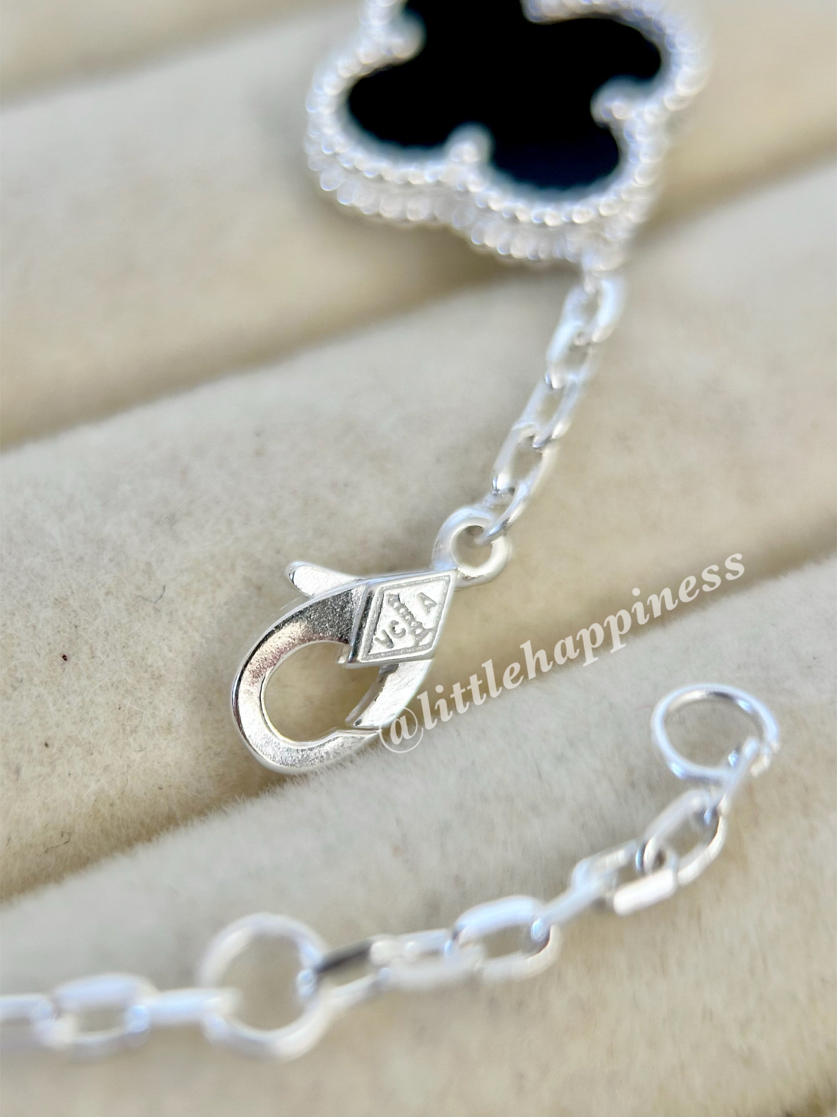 Pulsera Plateada Tréboles Negros