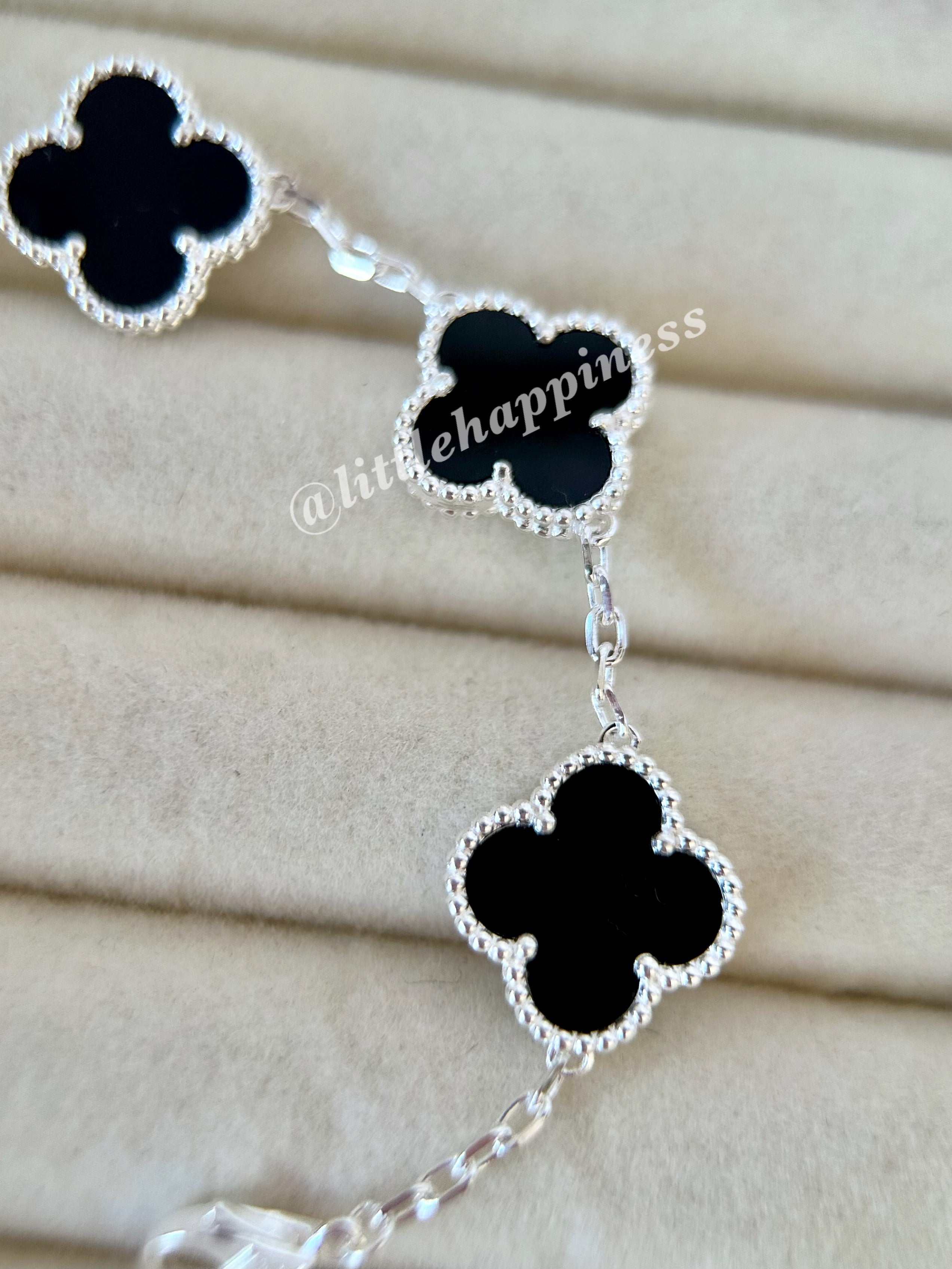 Pulsera Plateada Tréboles Negros