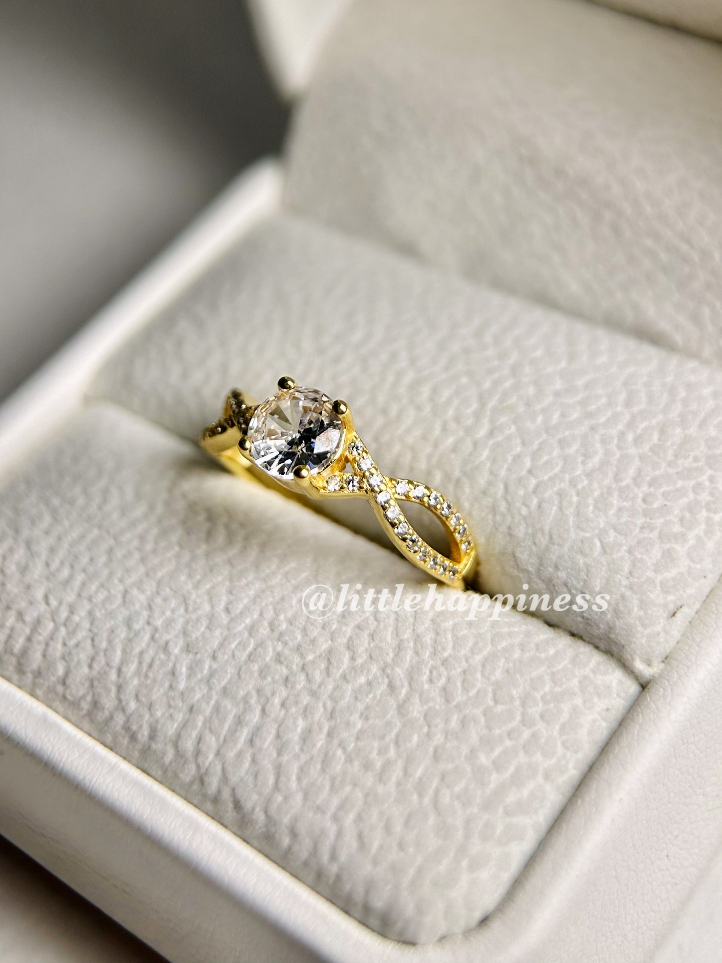 Anillo de Compromiso Infinito, Dorado