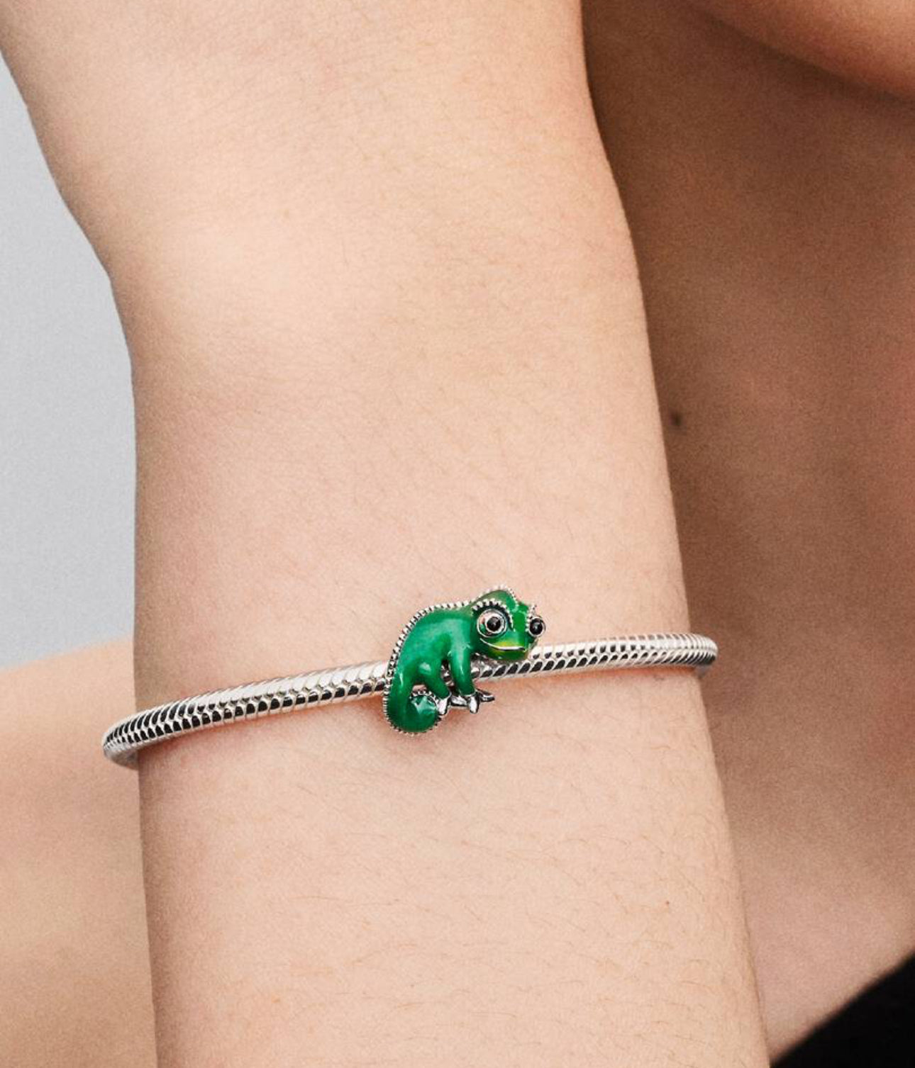 Charm Pascal de Enredados de Disney, cambia de color