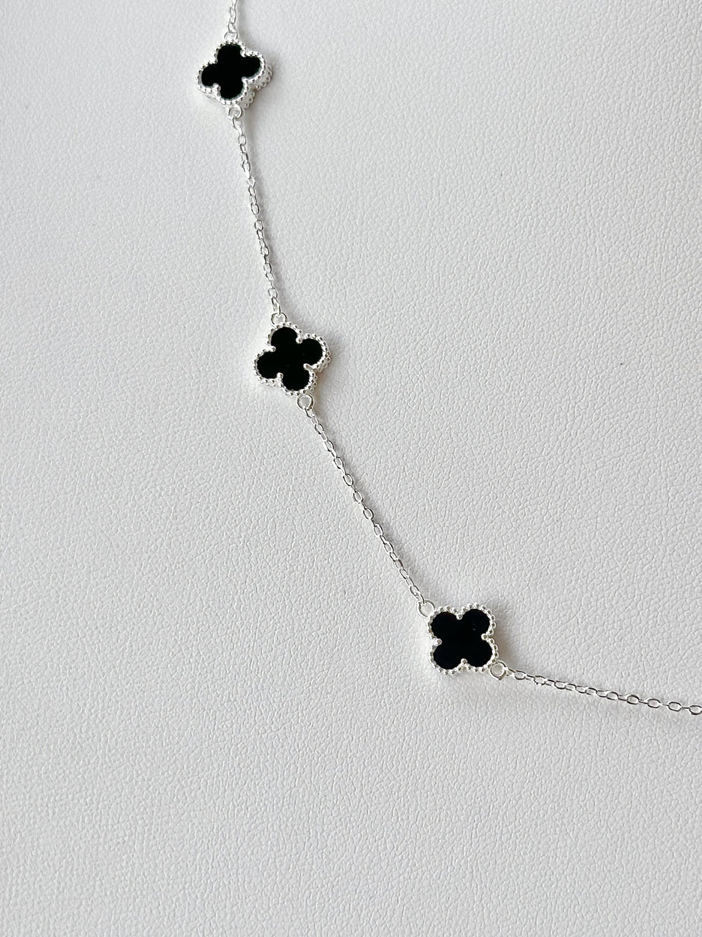 Collar 10 Mini Treboles Negro