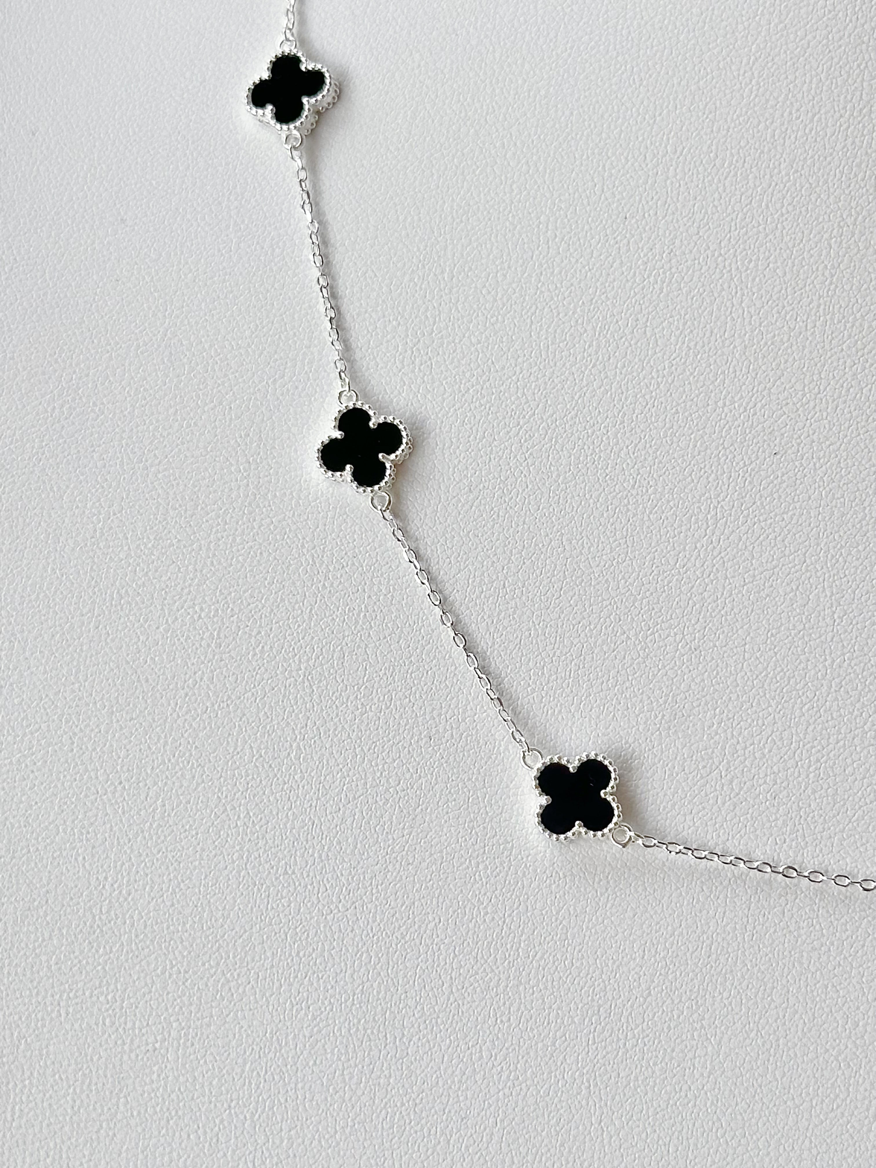 Collar 10 Mini Treboles Negro