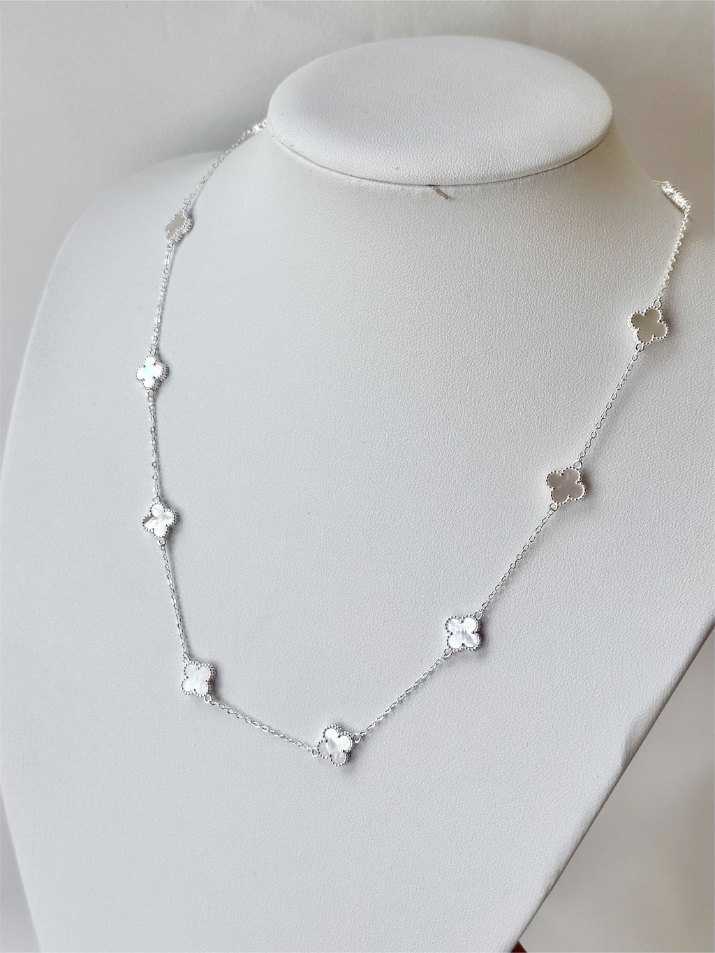 Collar 10 Mini Tréboles Blanco