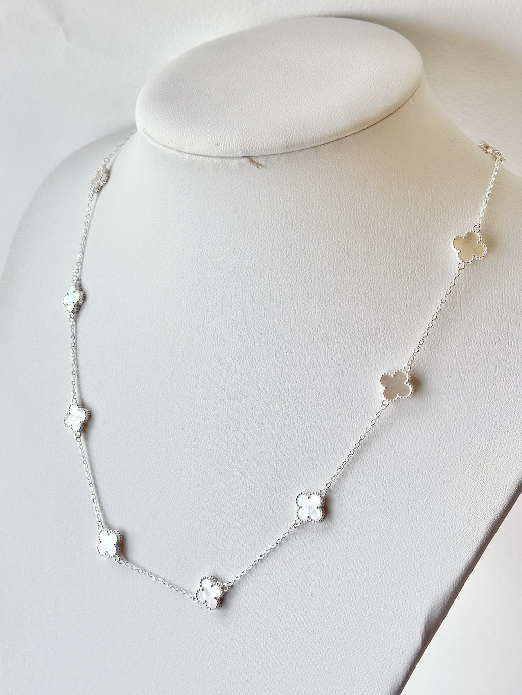 Collar 10 Mini Tréboles Blanco