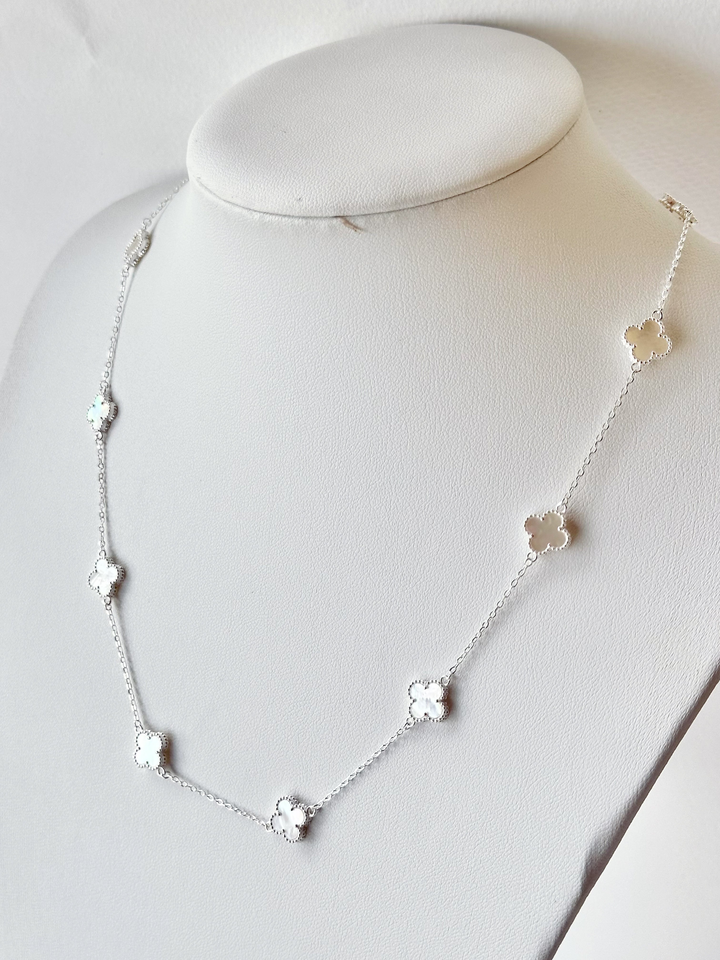 Collar 10 Mini Tréboles Blanco