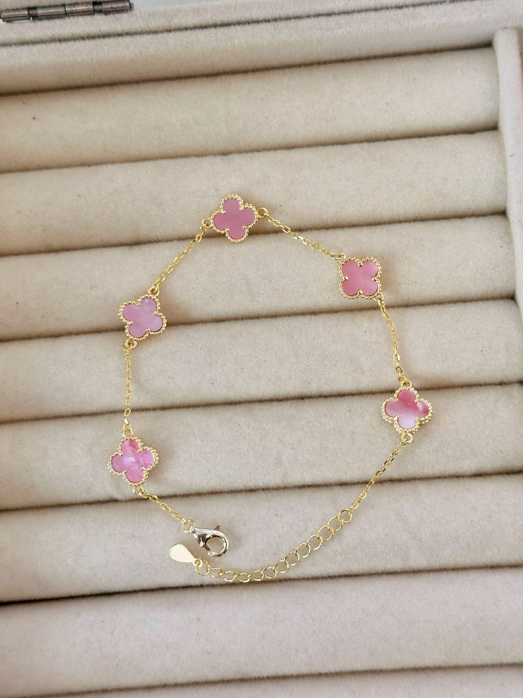 Pulsera Mini Treboles Rosados, Dorado