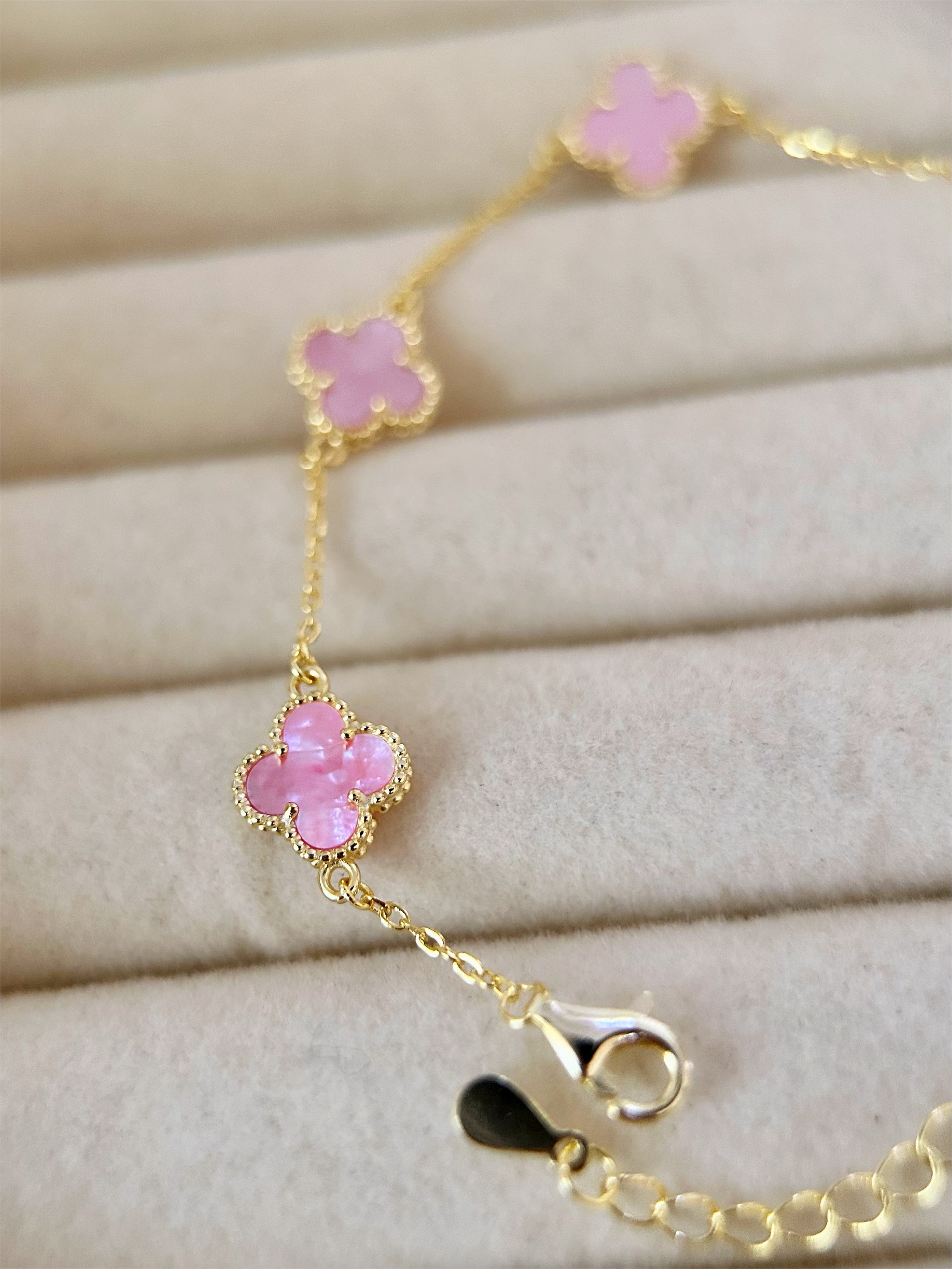 Pulsera Mini Treboles Rosados, Dorado