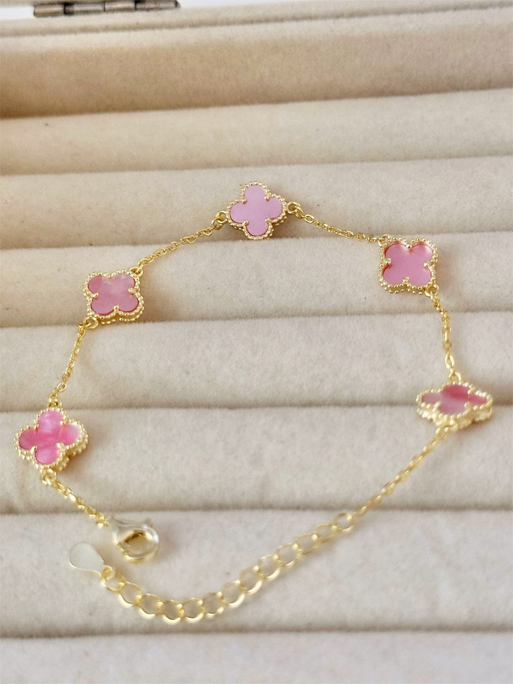 Pulsera Mini Treboles Rosados, Dorado