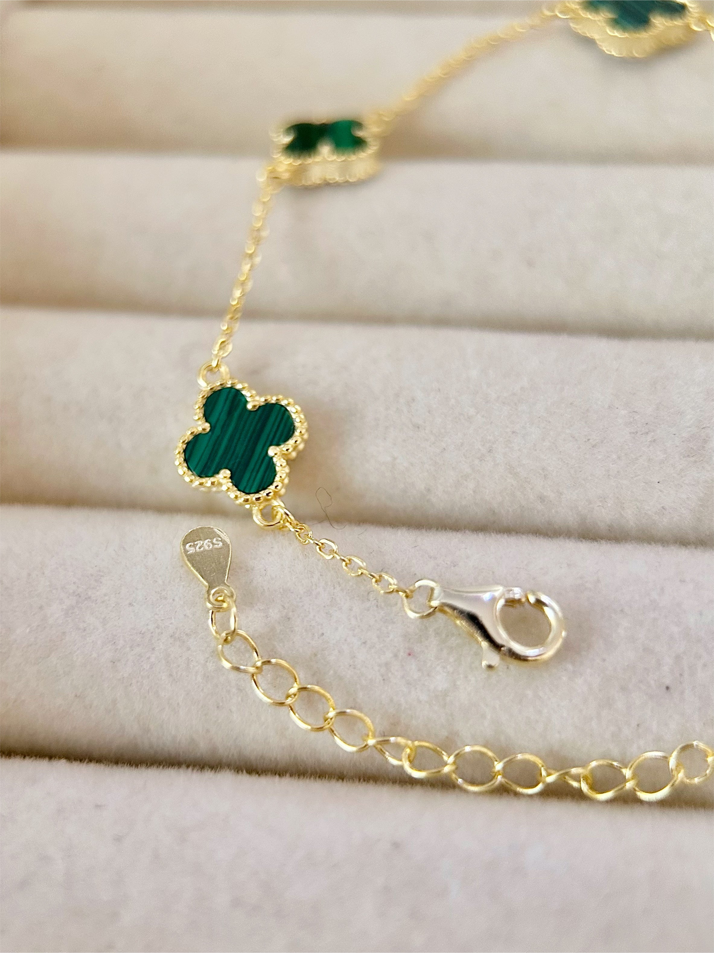 Pulsera Mini Tréboles Verde, Dorada