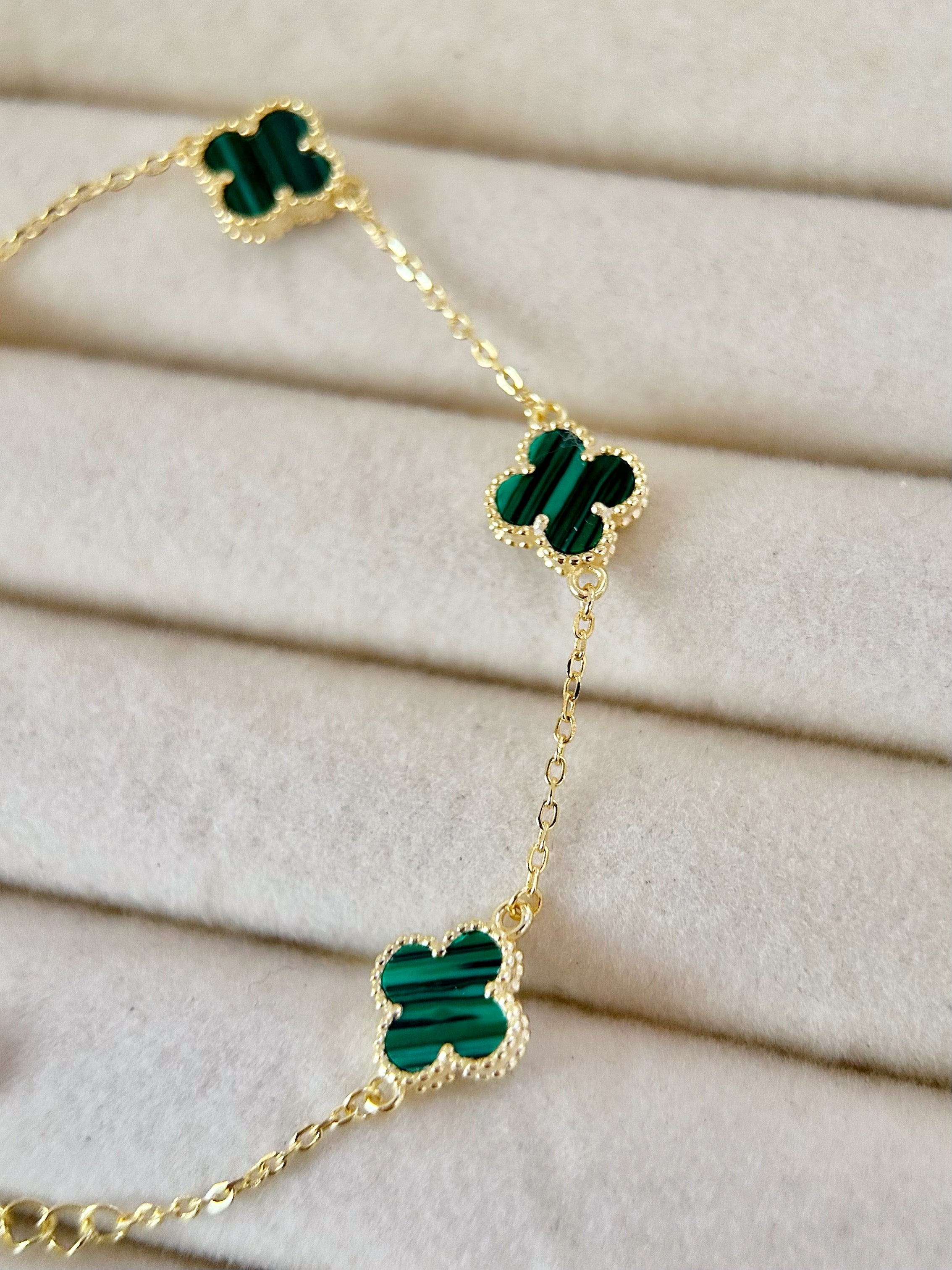 Pulsera Mini Tréboles Verde, Dorada