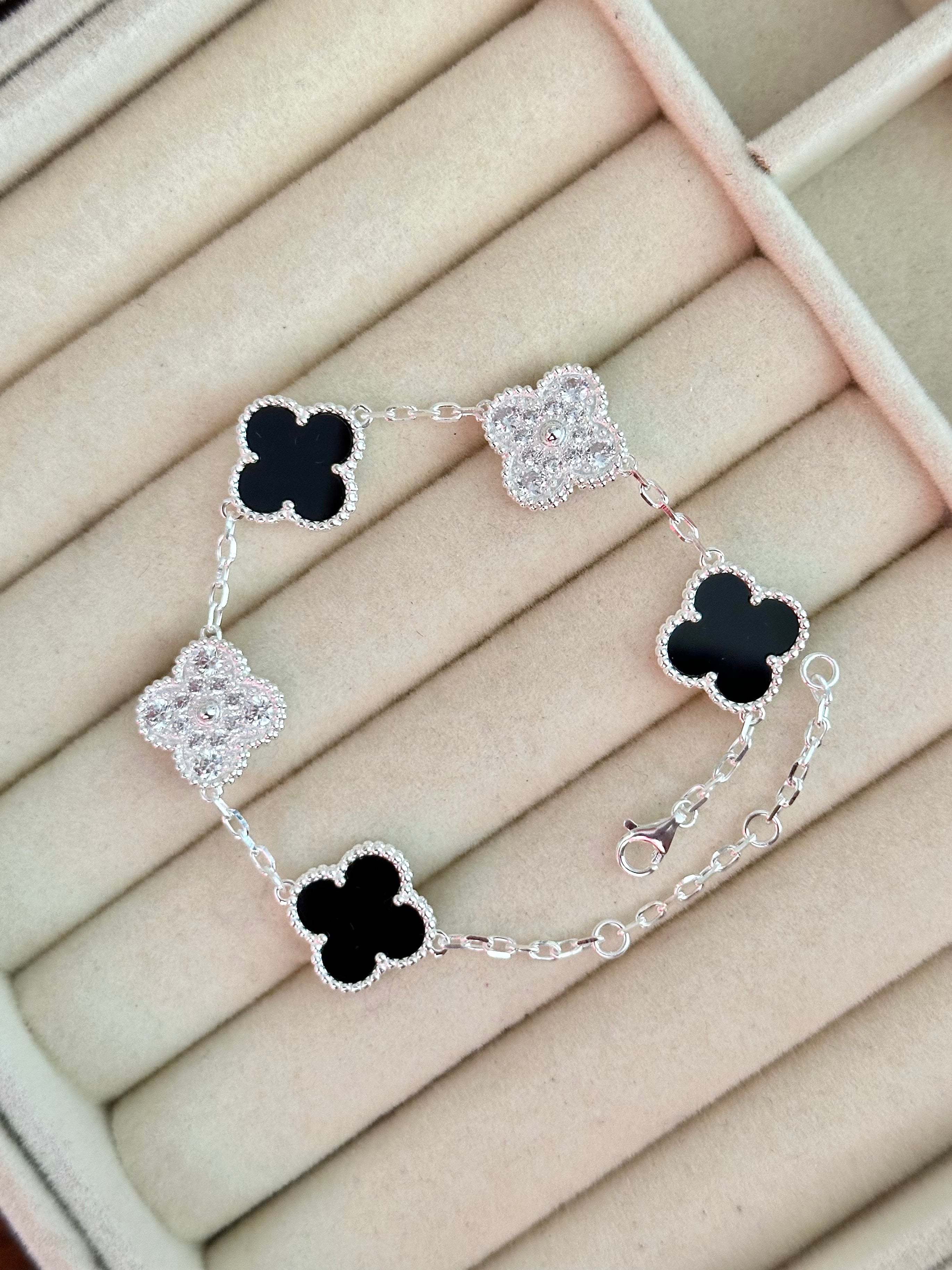 Pulsera Tréboles Negros y piedras, Plateada