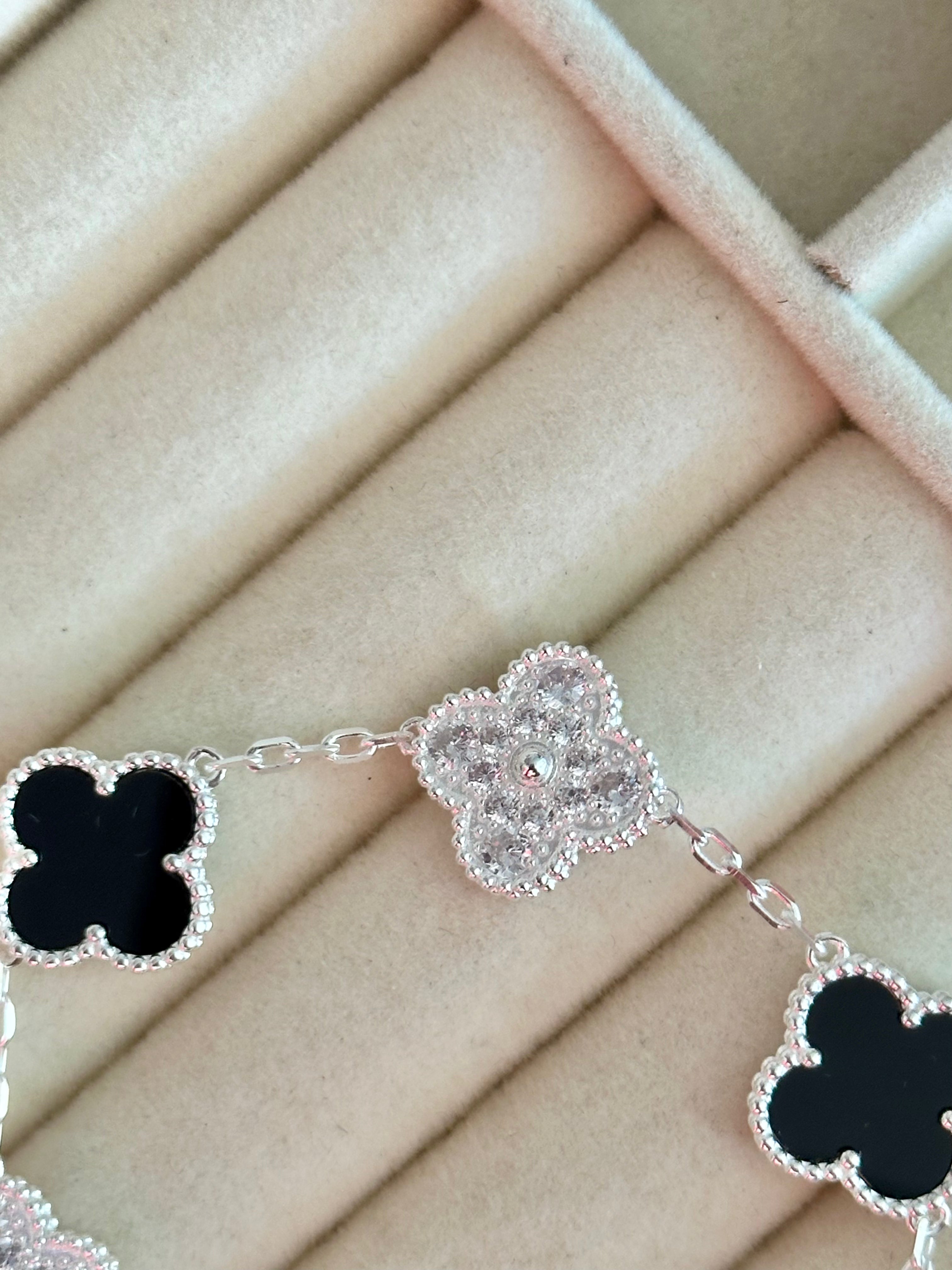 Pulsera Tréboles Negros y piedras, Plateada