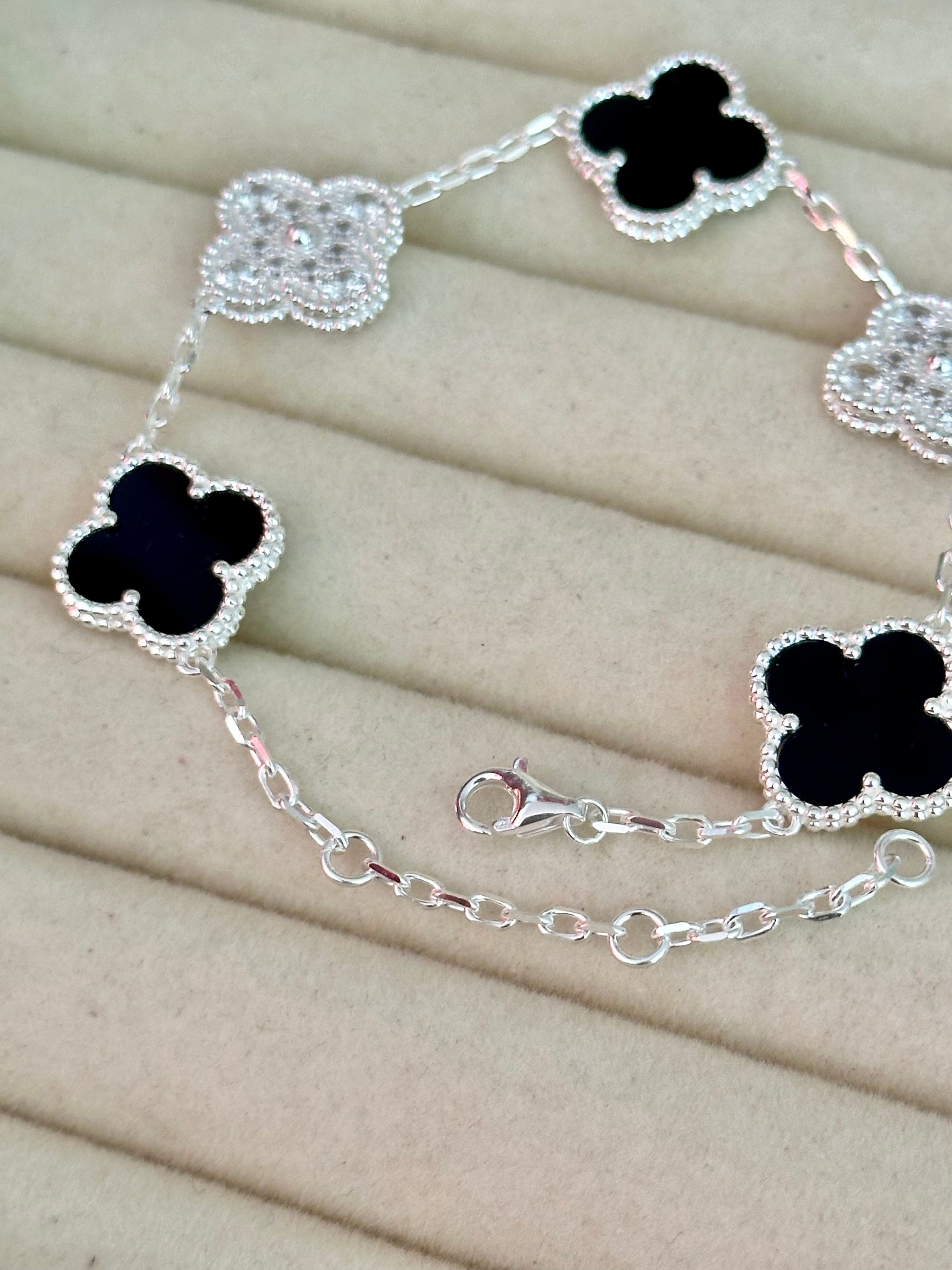 Pulsera Tréboles Negros y piedras, Plateada