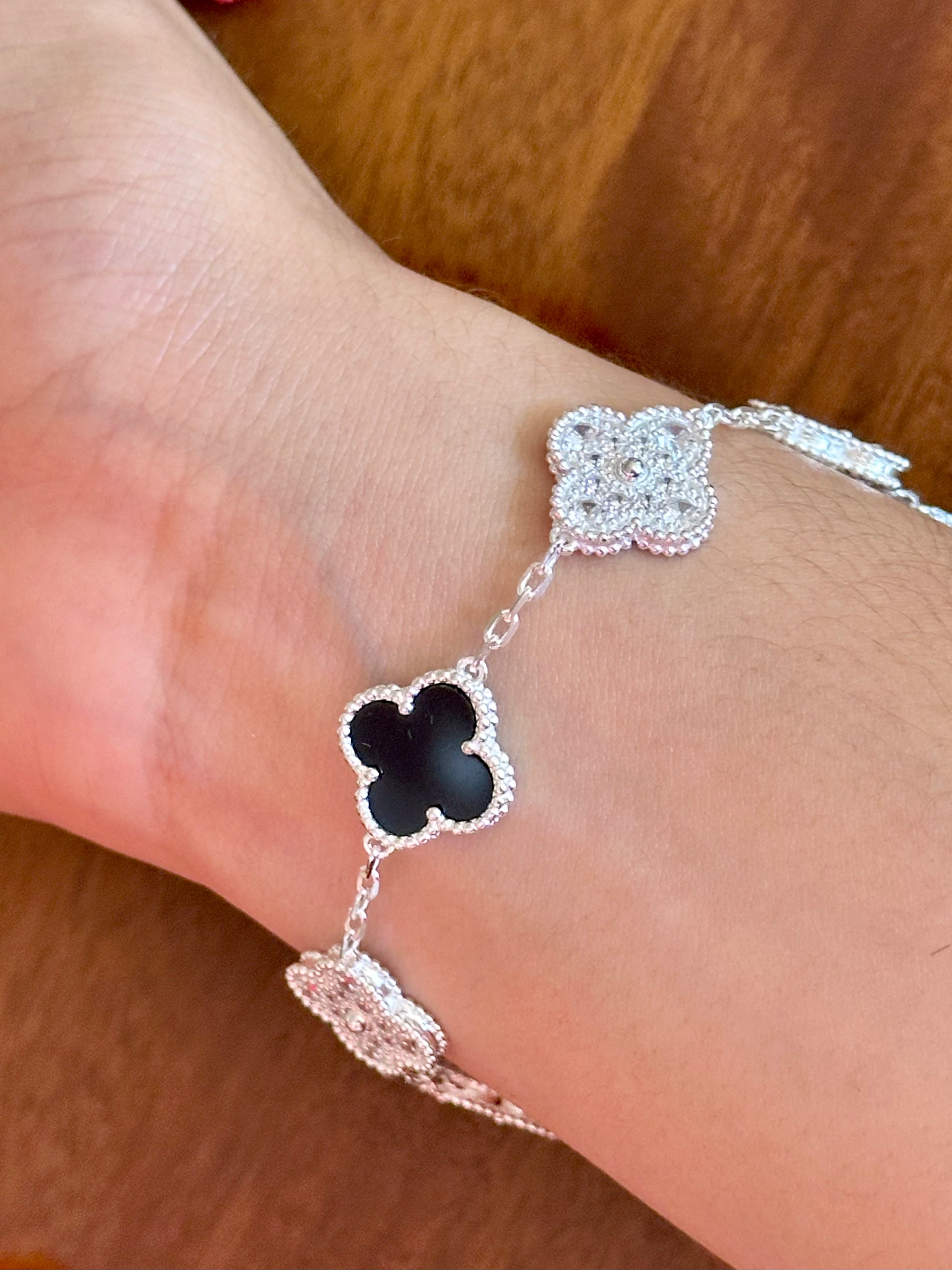 Pulsera Tréboles Negros y piedras, Plateada