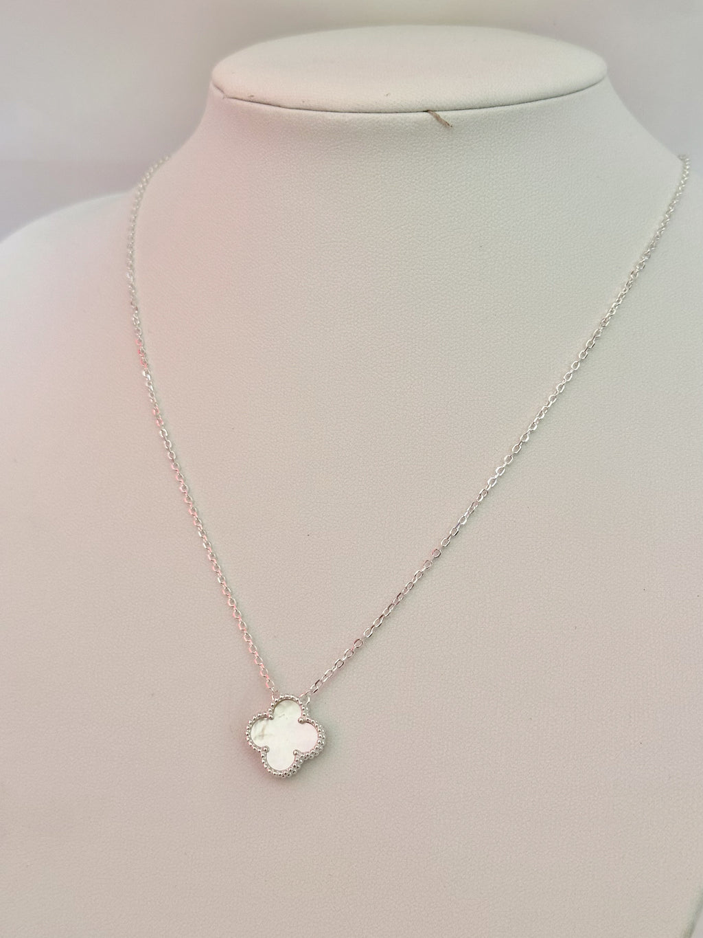 Collar 1 trébol blanco Plateado