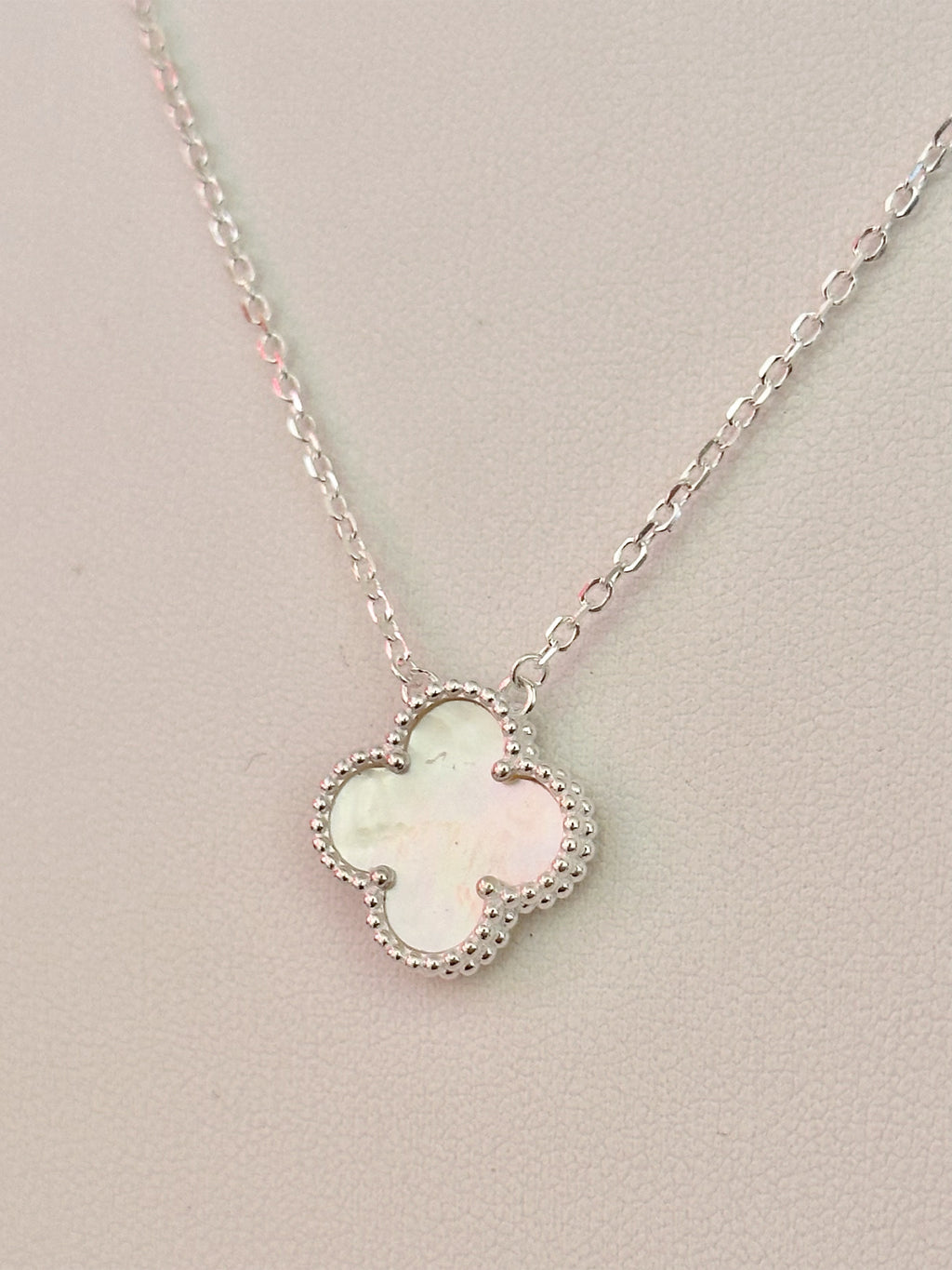 Collar 1 trébol blanco Plateado