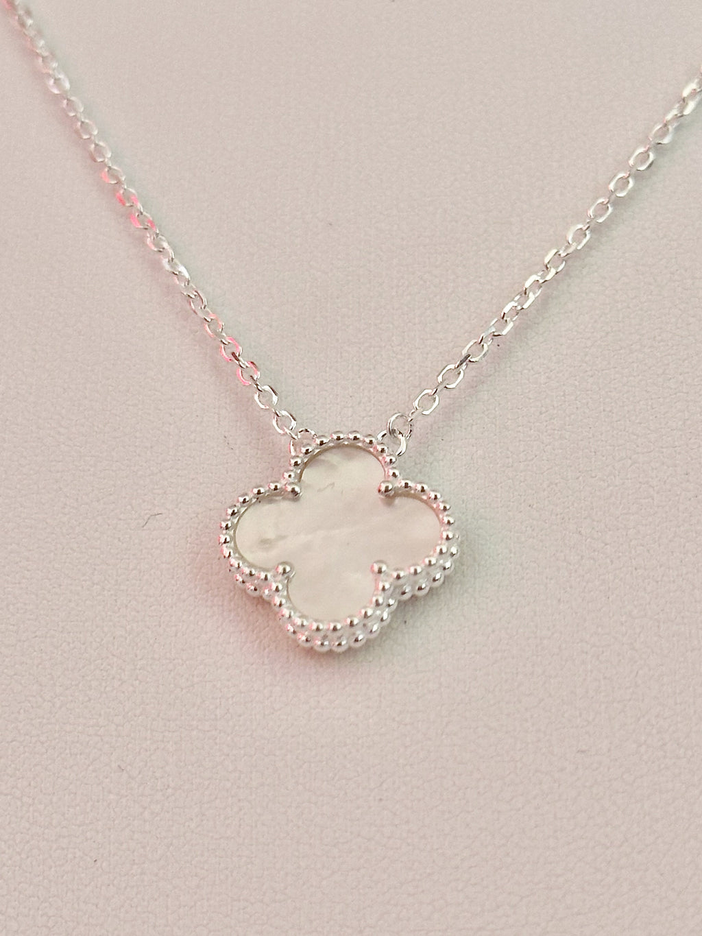 Collar 1 trébol blanco Plateado