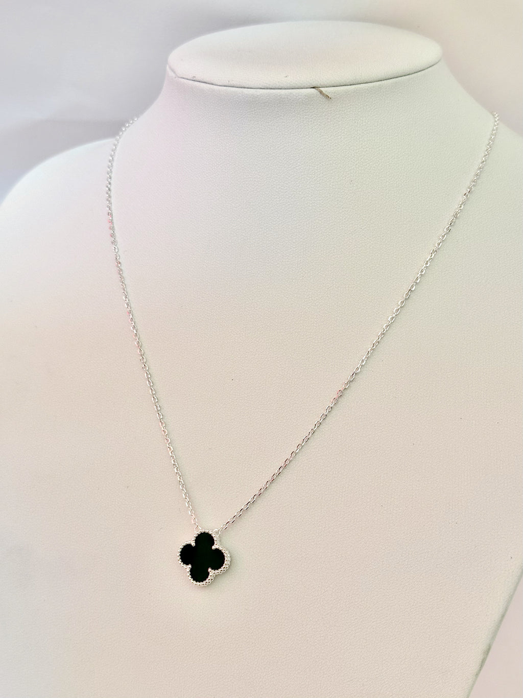 Collar 1 trébol Negro Plateado