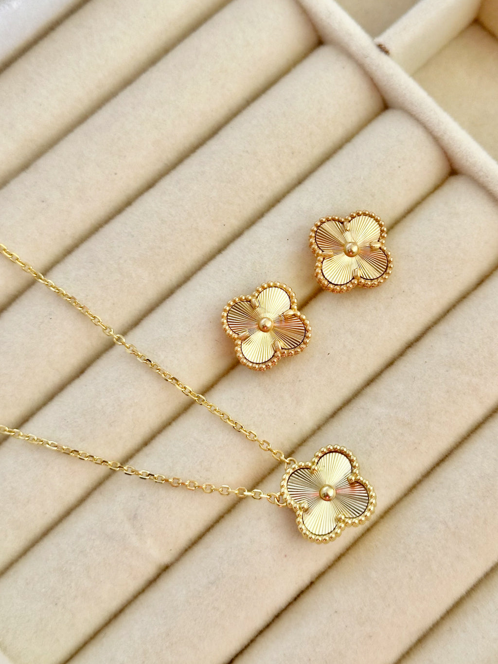 Conjunto Collar y Aretes Tréboles Dorados
