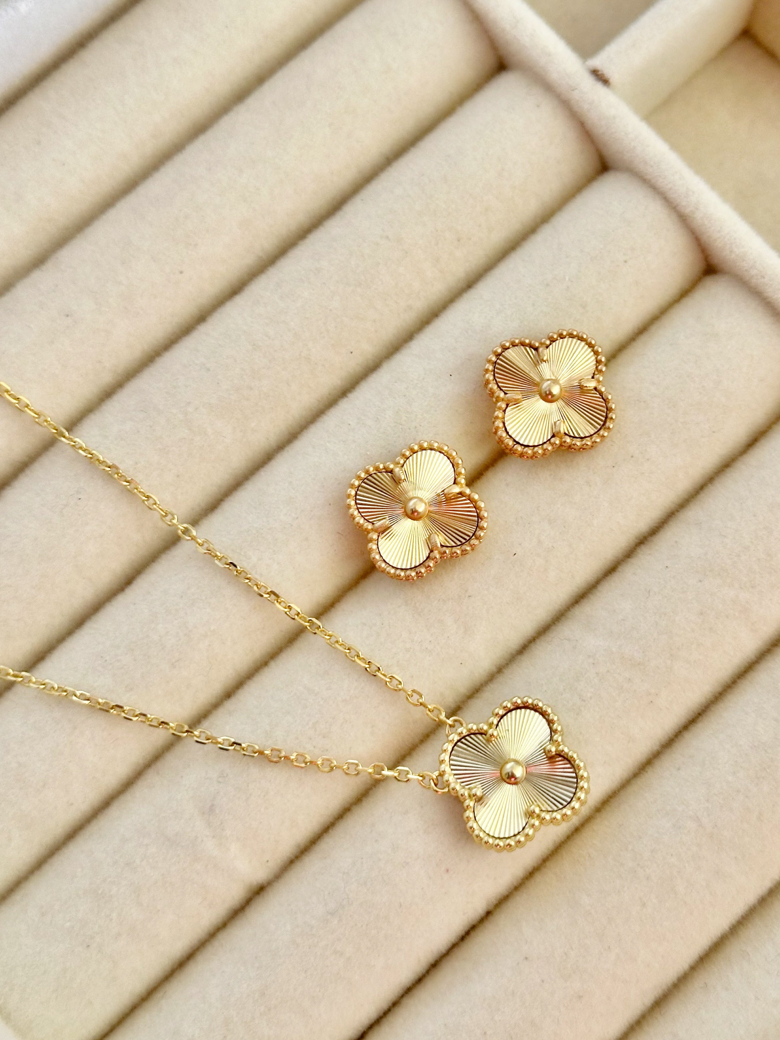 Conjunto Collar y Aretes Tréboles Dorados