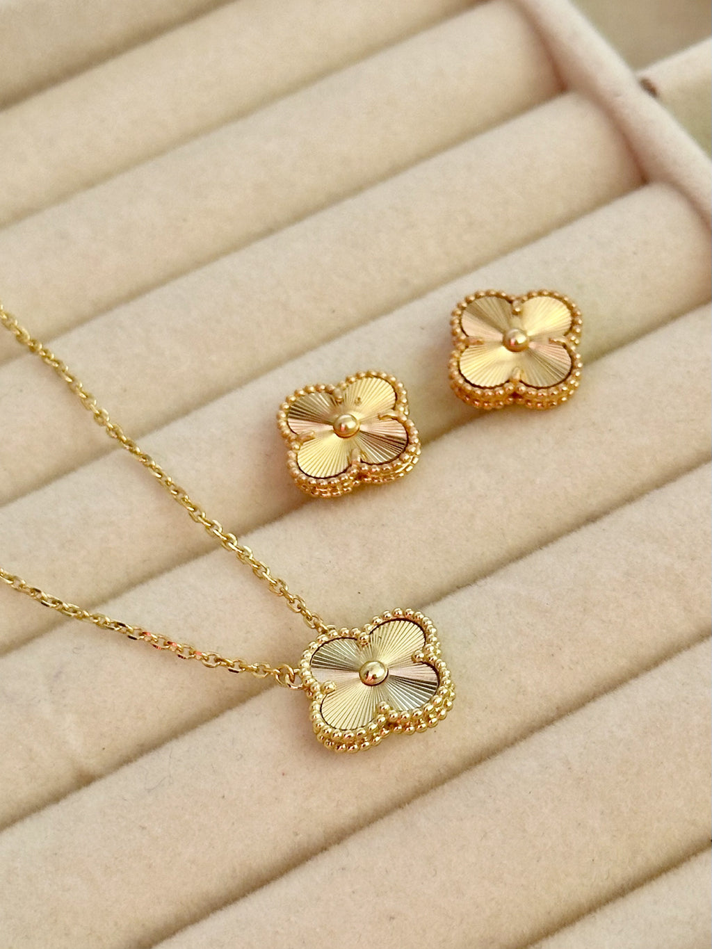 Conjunto Collar y Aretes Tréboles Dorados
