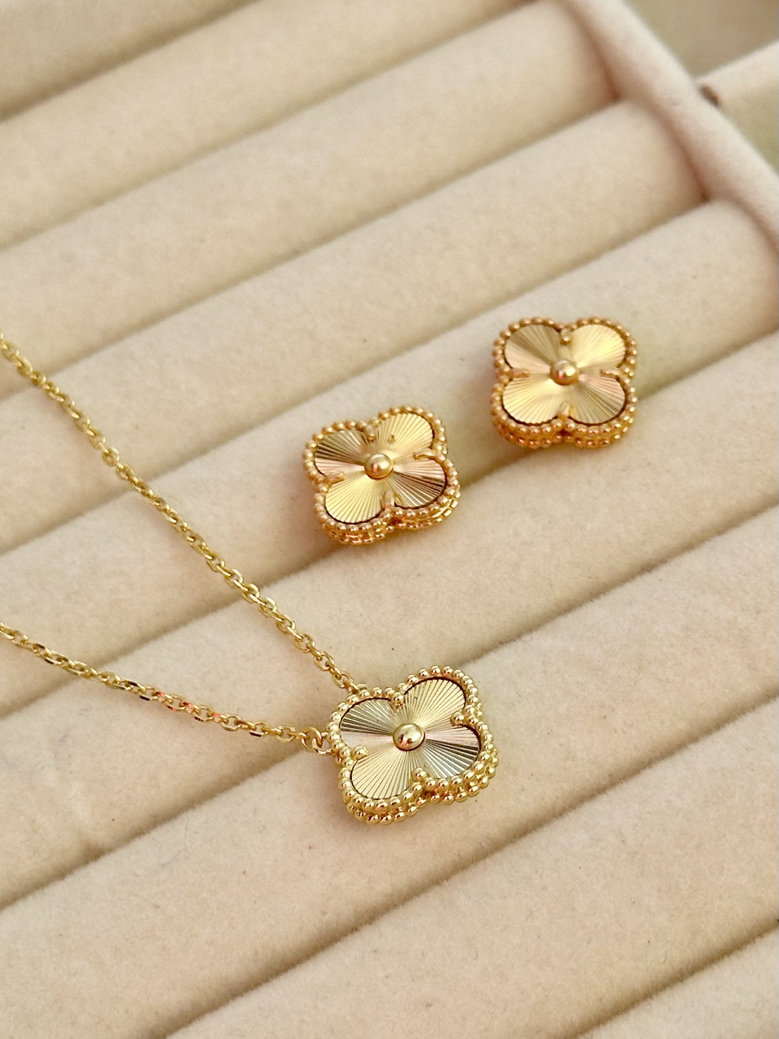 Conjunto Collar y Aretes Tréboles Dorados