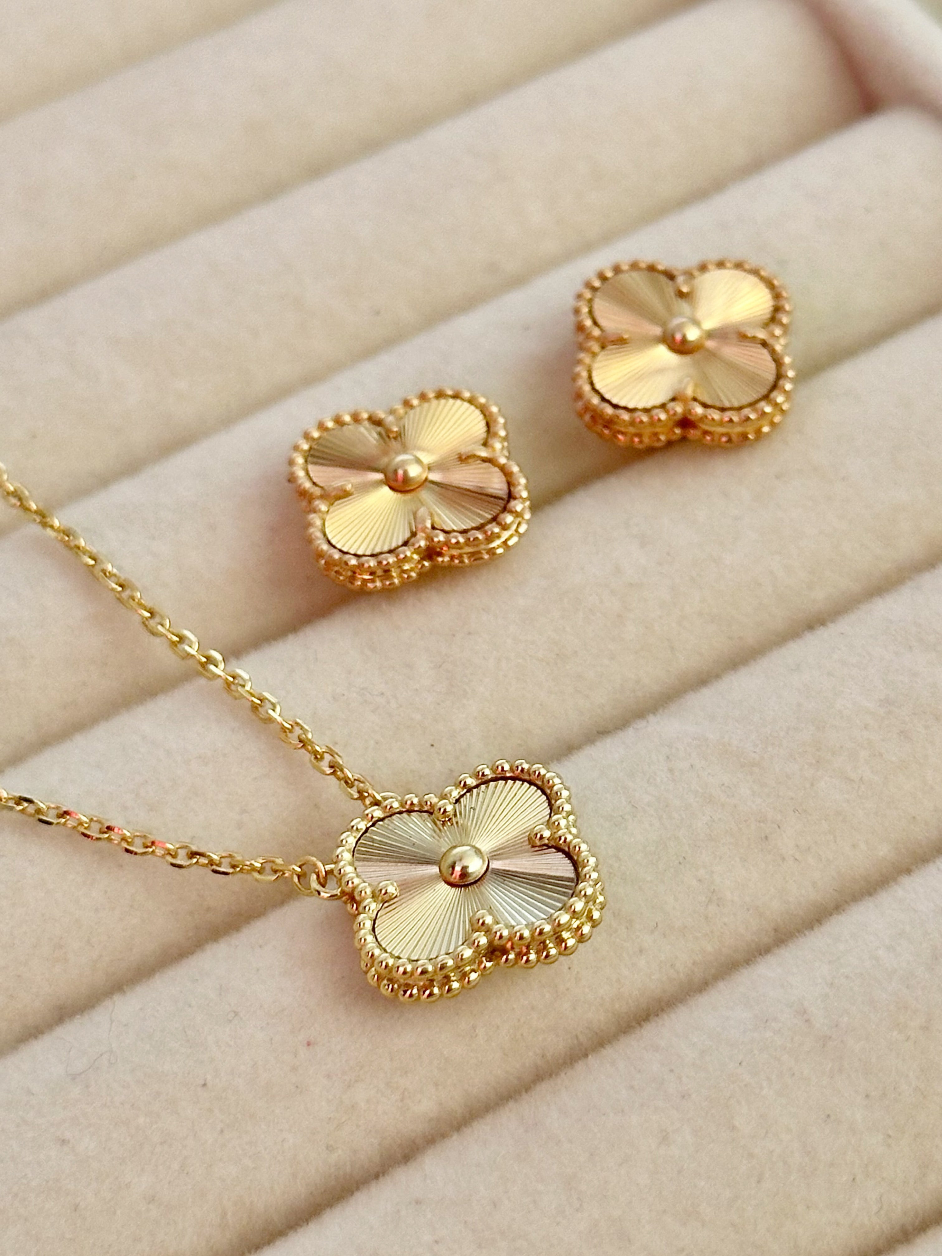 Conjunto Collar y Aretes Tréboles Dorados