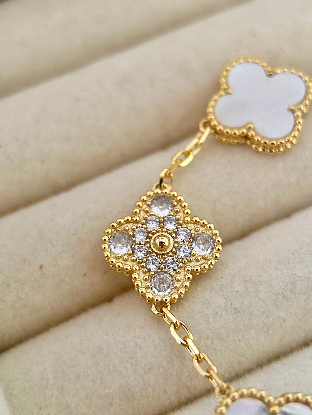 Pulsera Tréboles Blanco y dorado