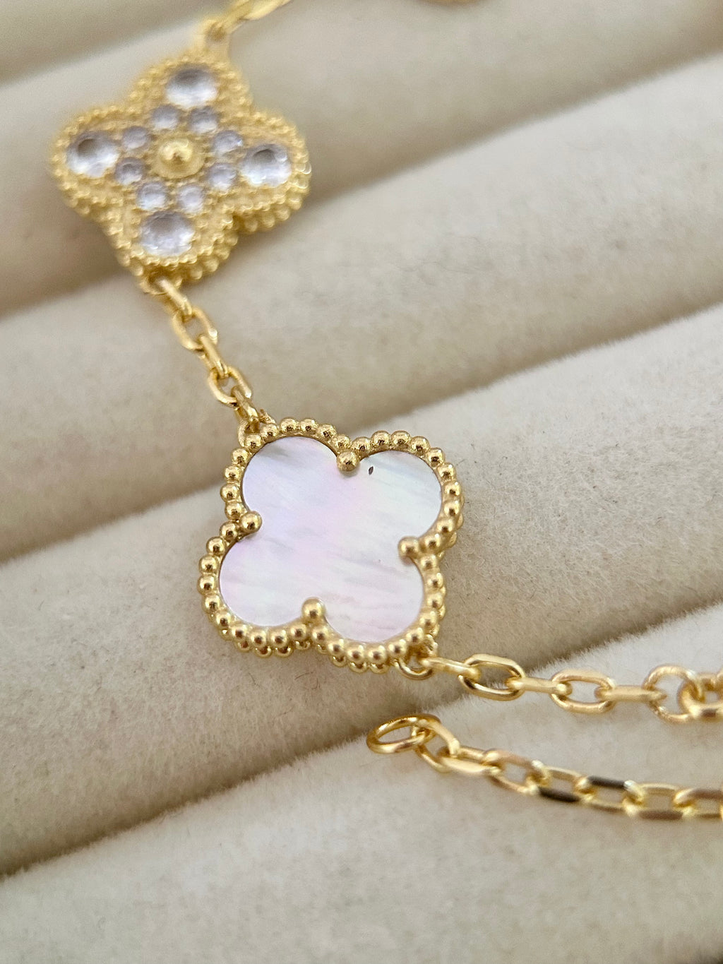 Pulsera Tréboles Blanco y dorado