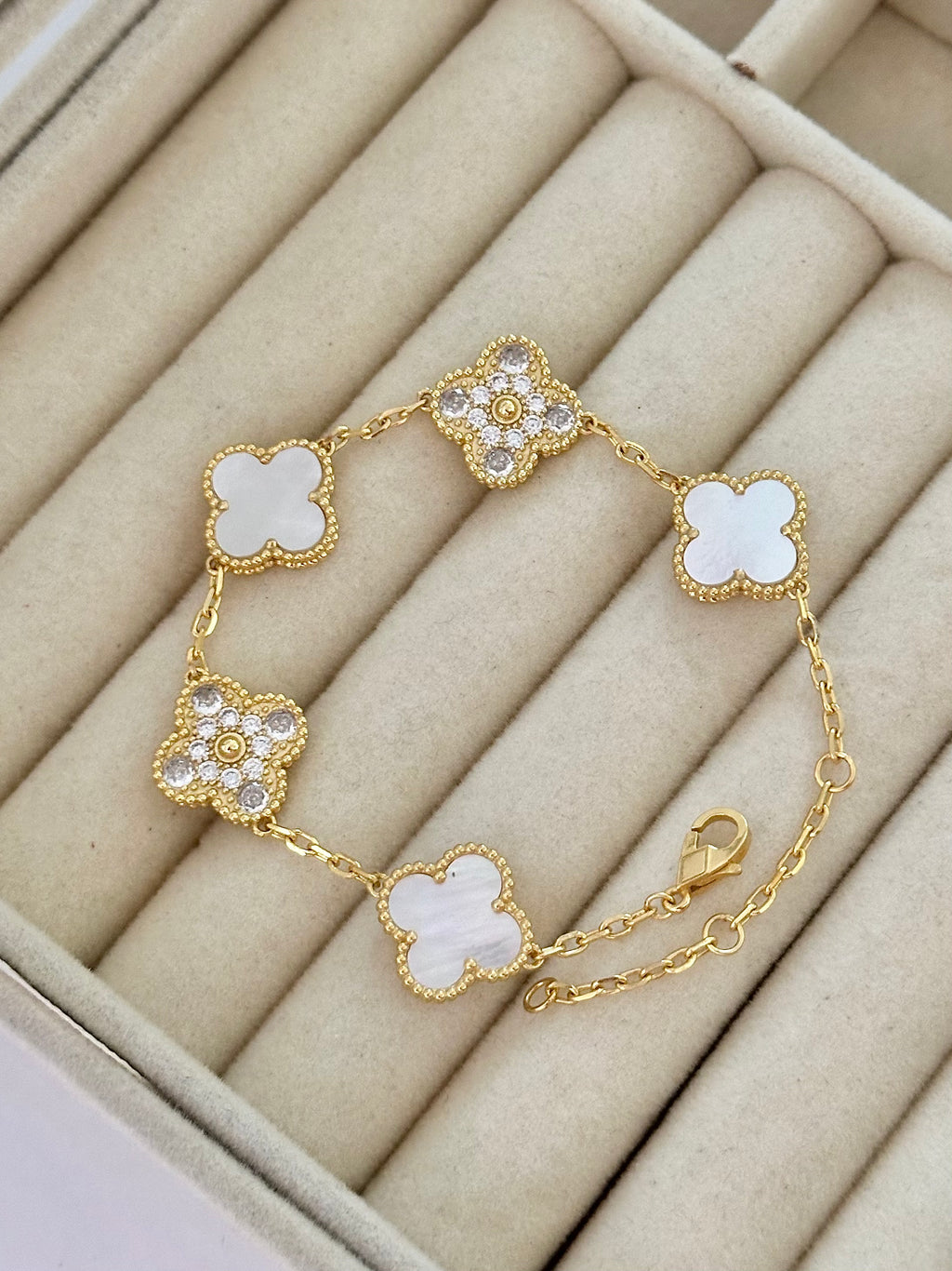 Pulsera Tréboles Blanco y dorado