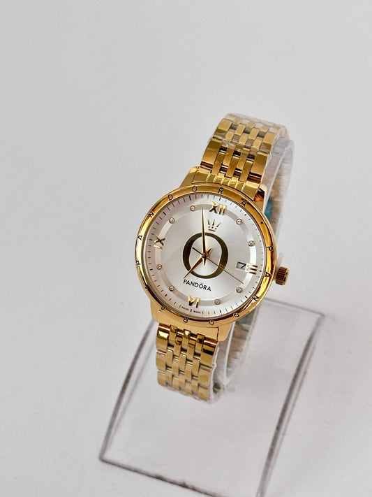 Reloj Pandora Dorado fondo blanco